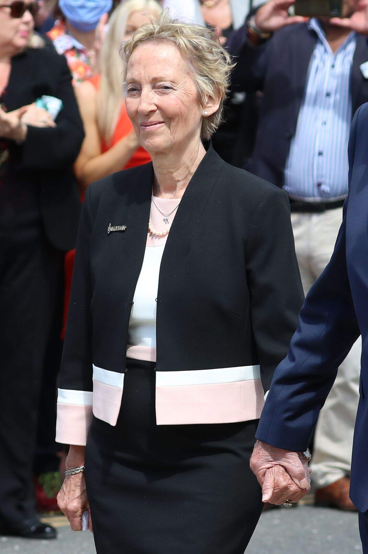 Vera Lynn’s daughter designs jewellery collection ahead of Remembrance ...