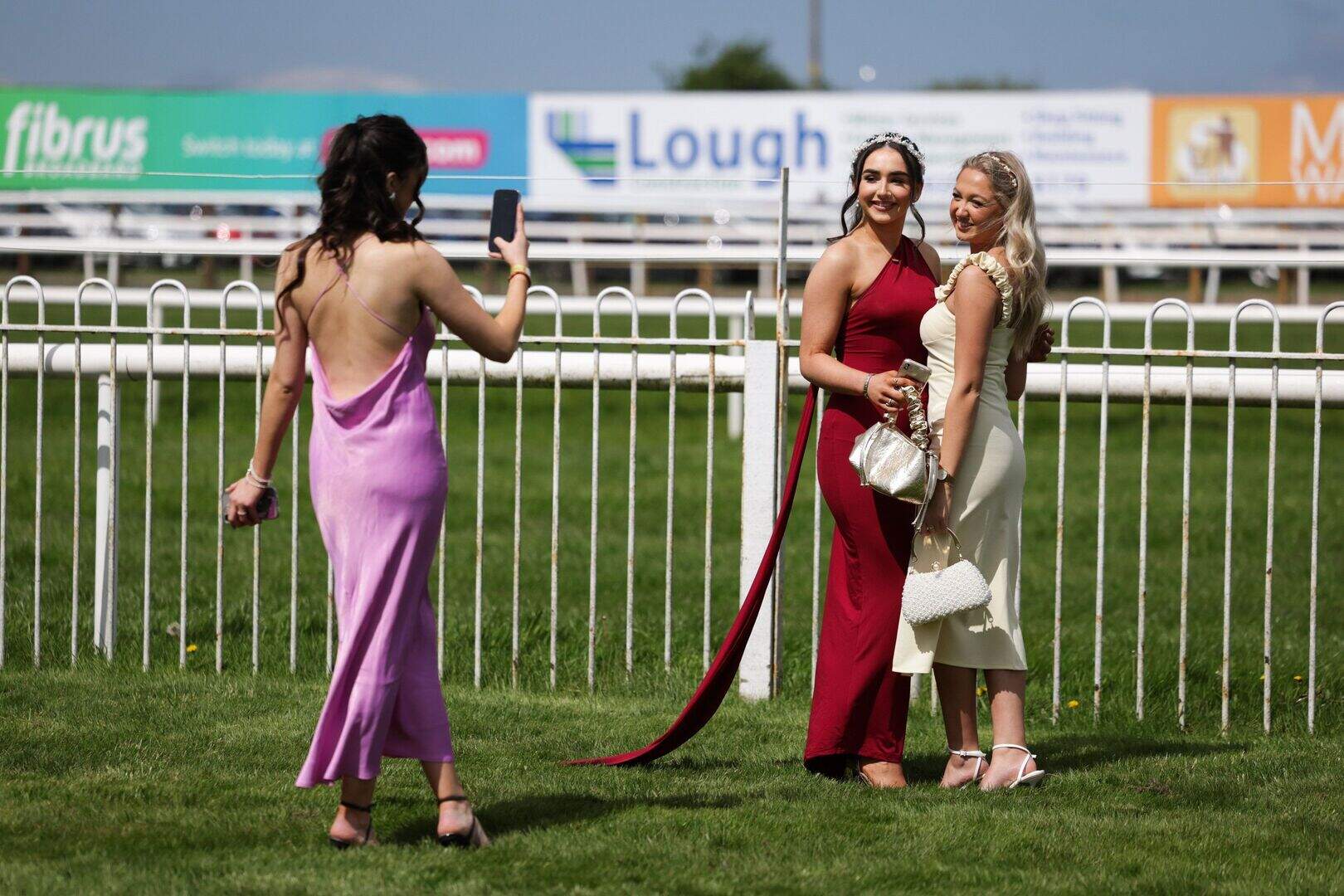 Down Royal racegoers bask in sunshine as warm weather set to continue ...