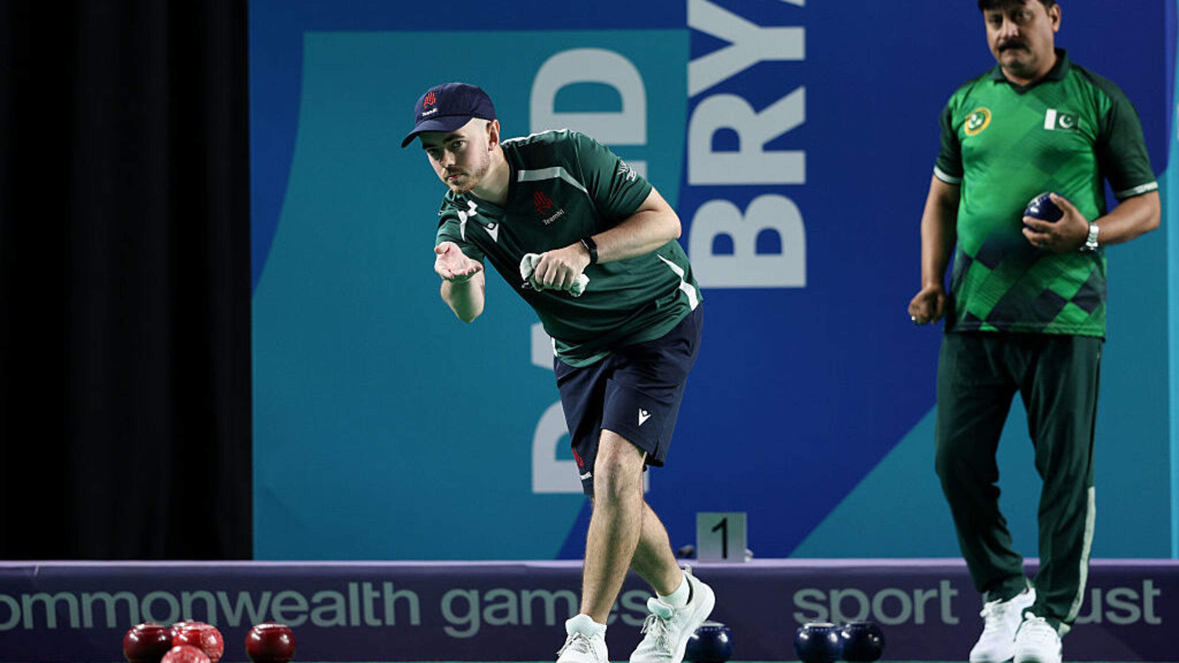 Bowls pair move one step away from semi-finals as cyclists suffer tough day in velodrome at Commonwealth Games