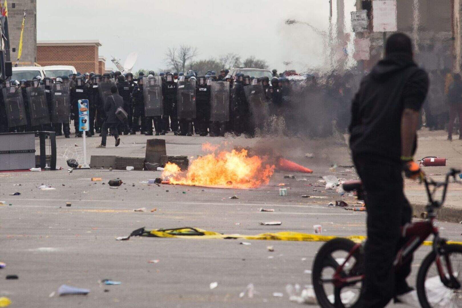 Baltimore riots: National Guard troops called in as looters ransack ...