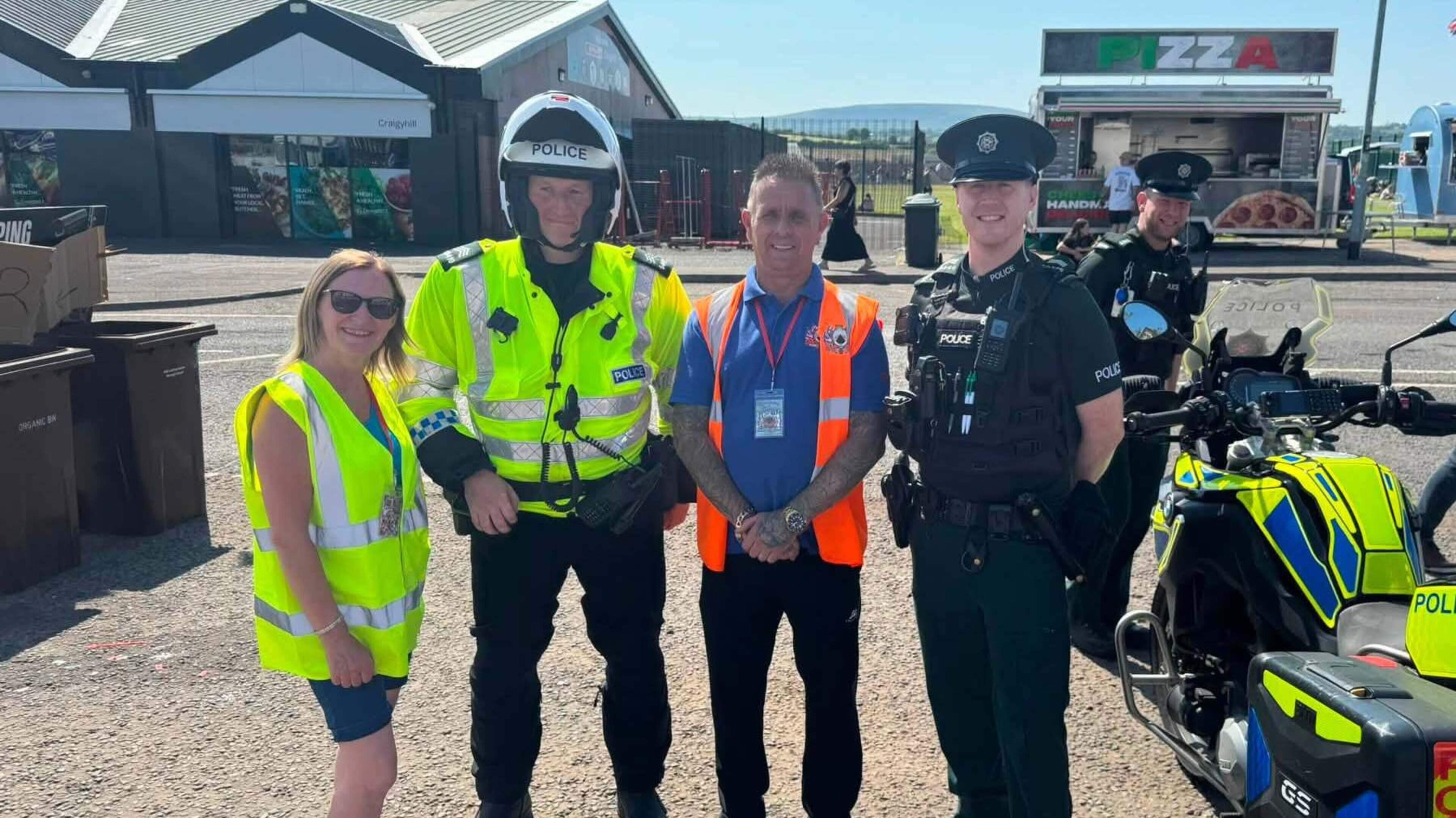 Cops pose for pics with UDA boss linked to feud murder days after appealing for information