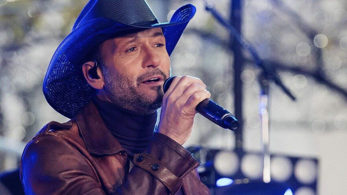 Country music star Tim McGraw collapses during Dublin performance ...