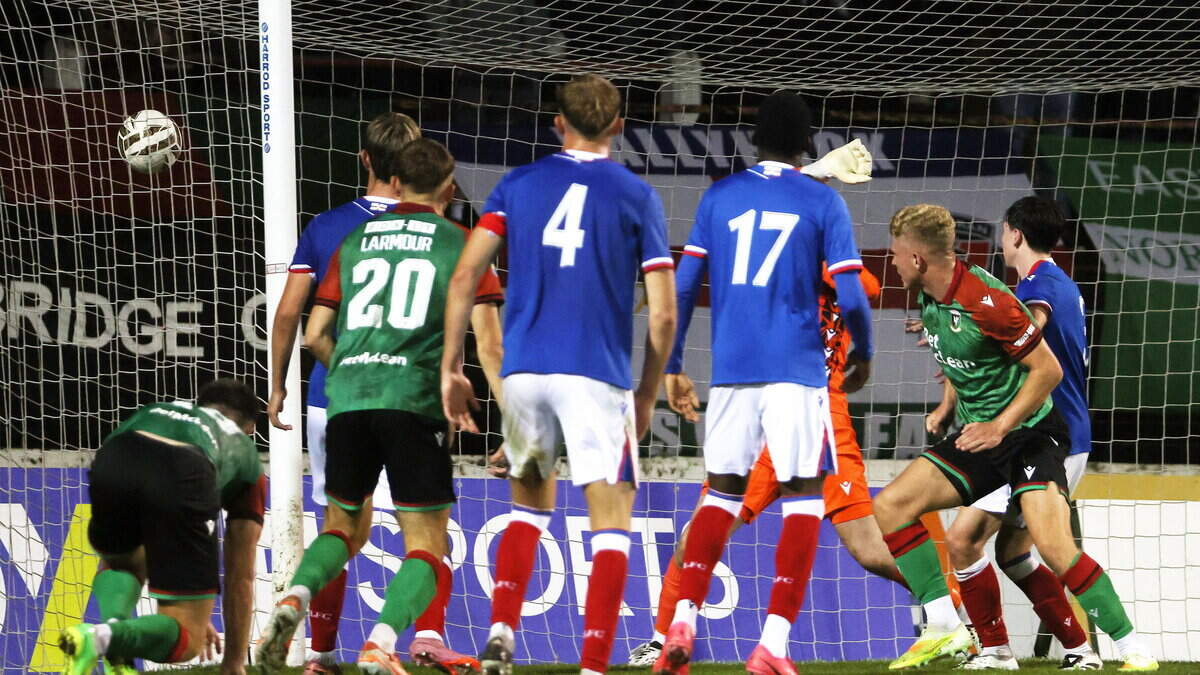 ‘Rabbit caught in the headlights’ start costs young Linfield as David Healy praises character in defeat to Glentoran