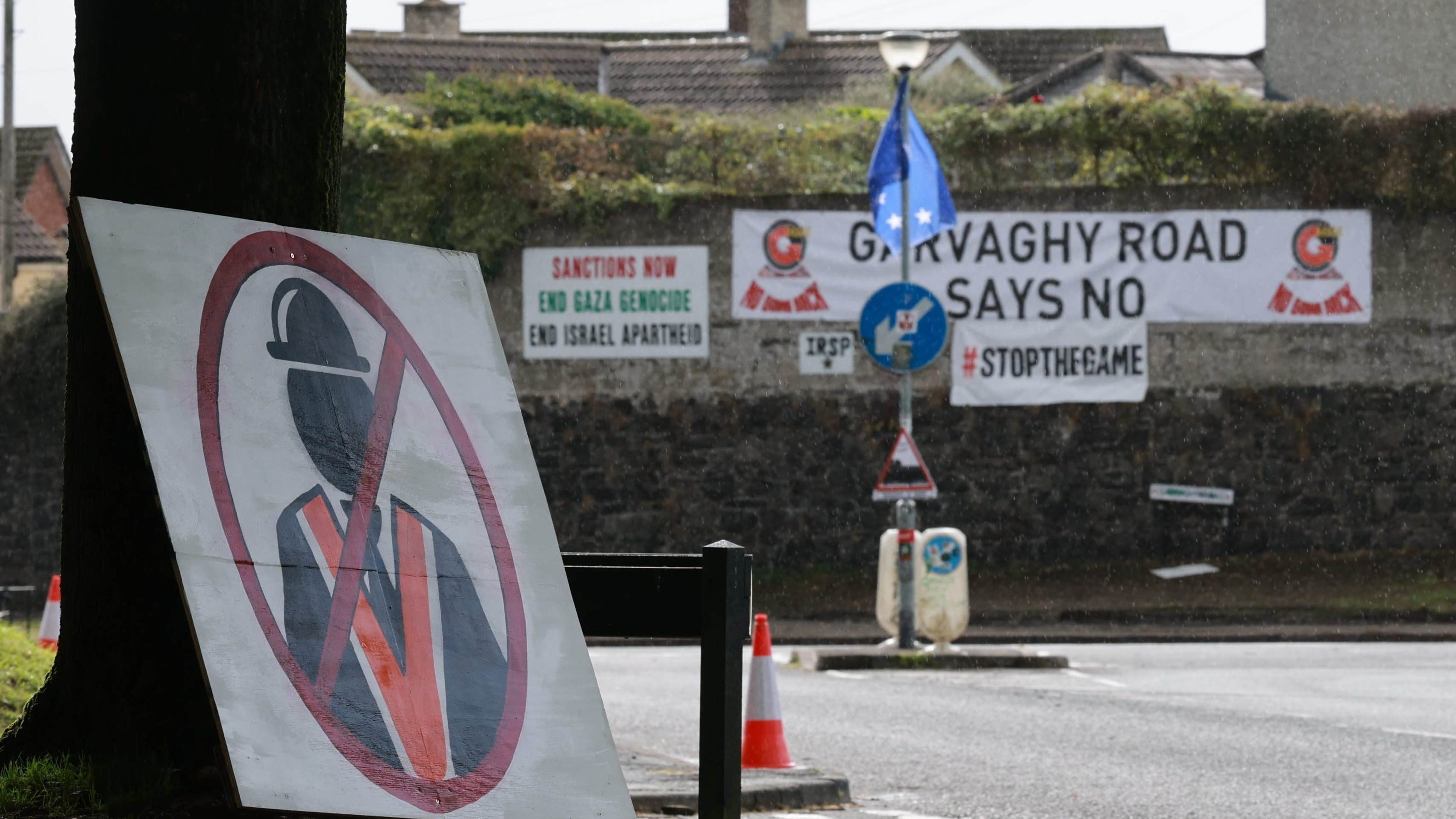 Poll finds narrow majority backs ban on Orange parade