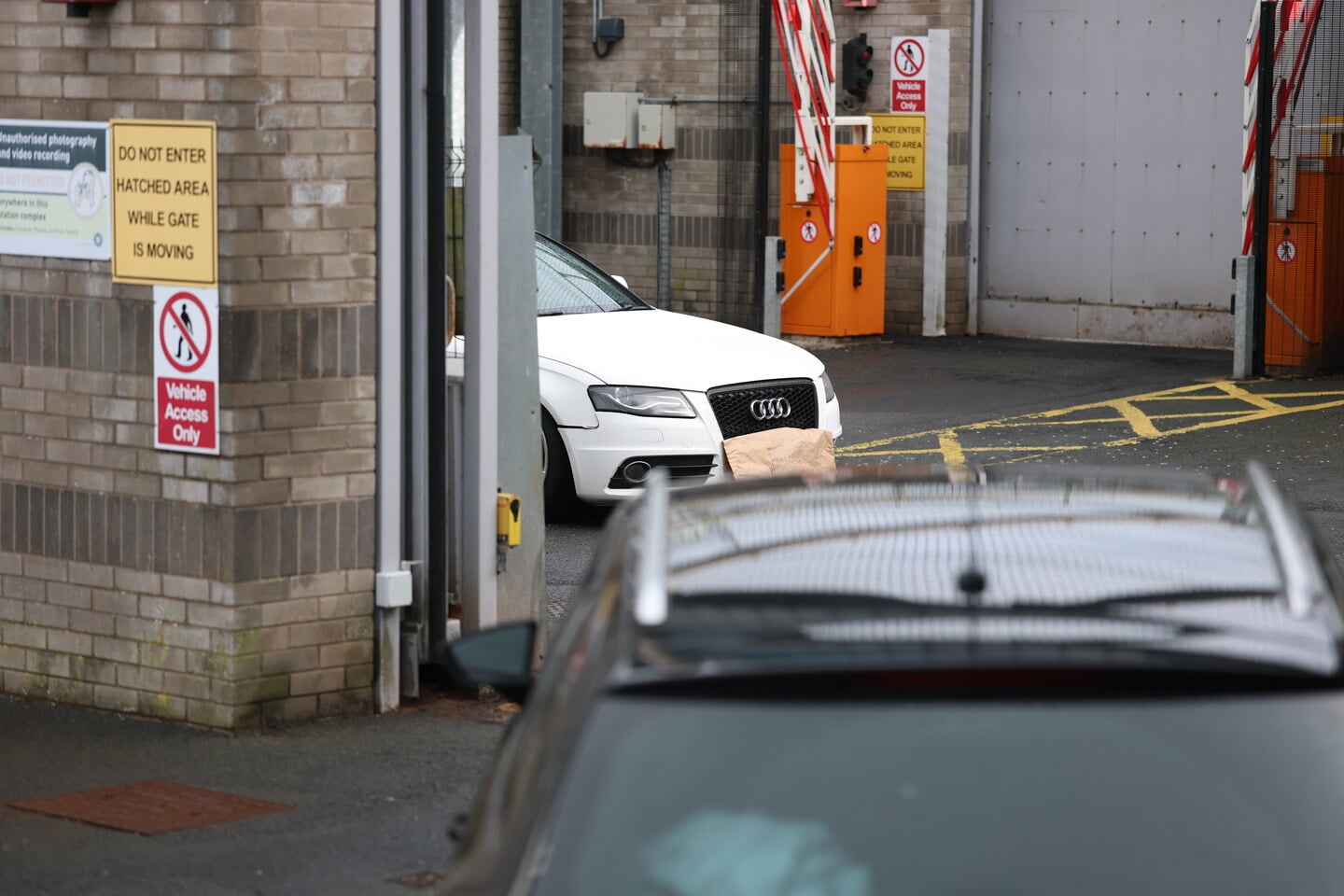Delivery driver forced at gunpoint to take object to police station ...