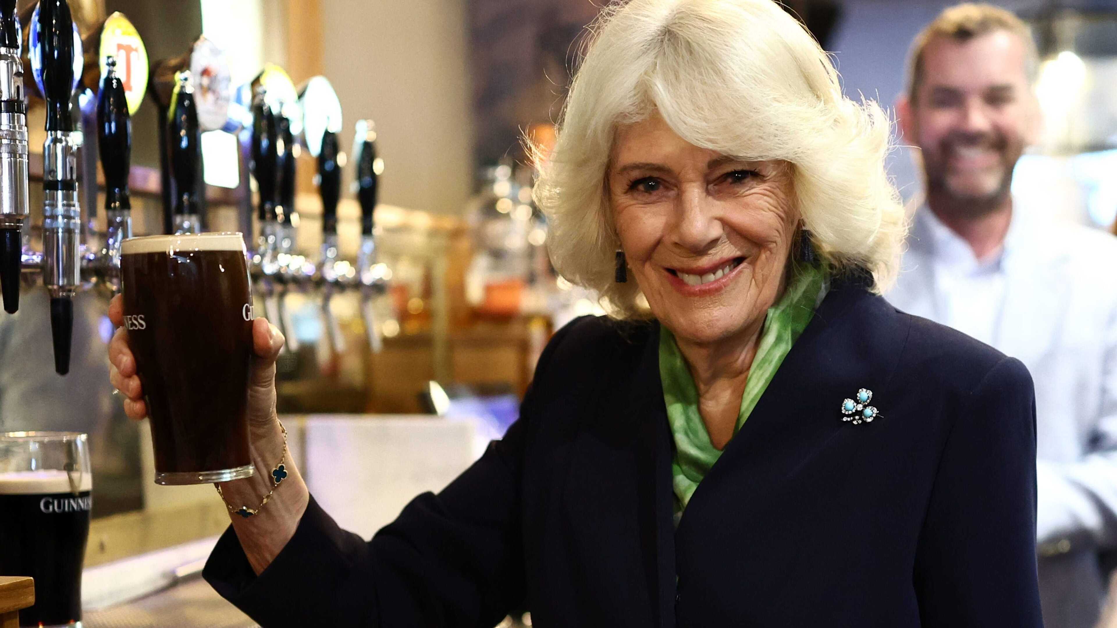 Pure genius: Queen applauded for efforts pouring pint of Guinness