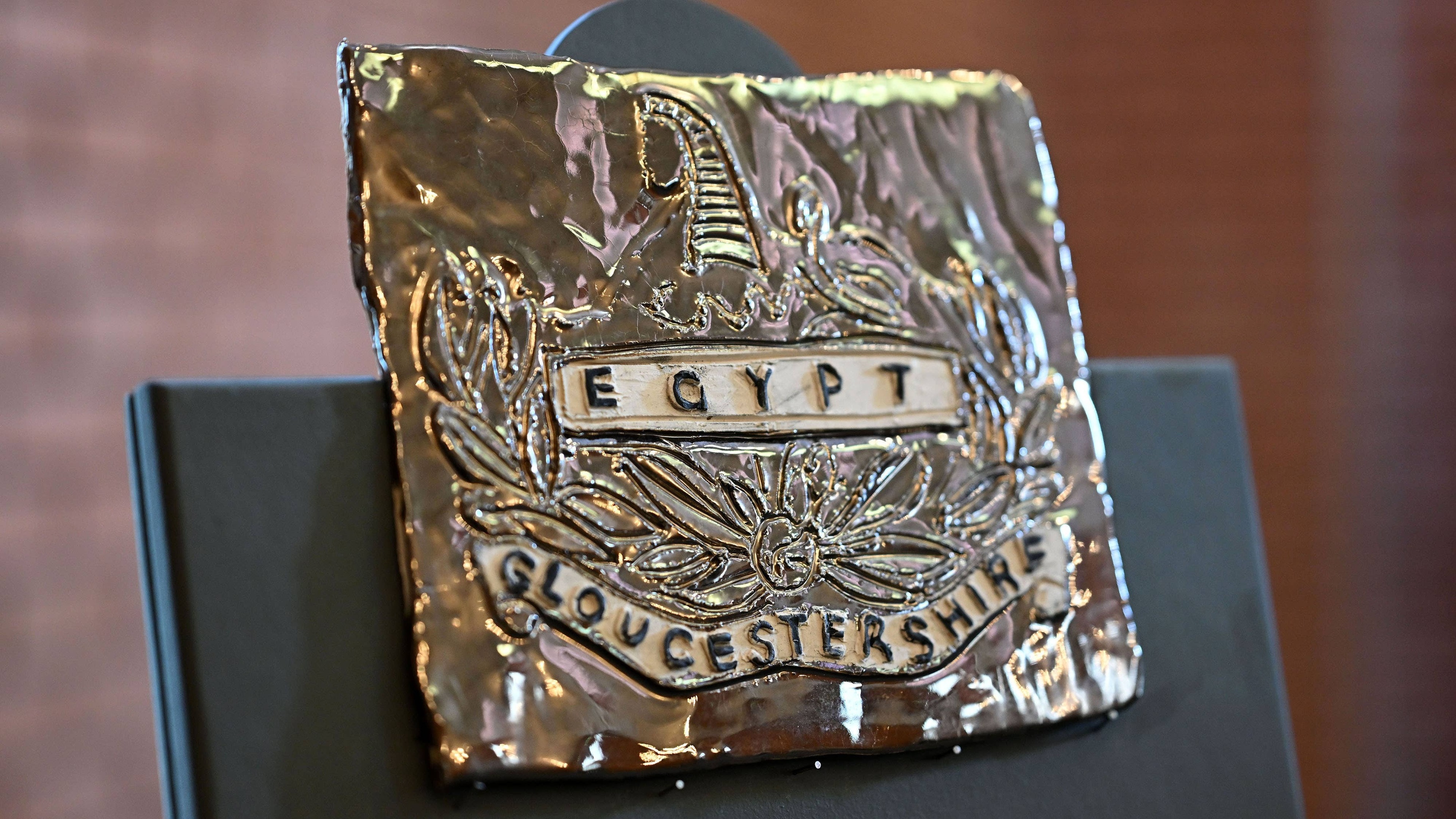 Ex-soldiers craft clay badges for prison art exhibition