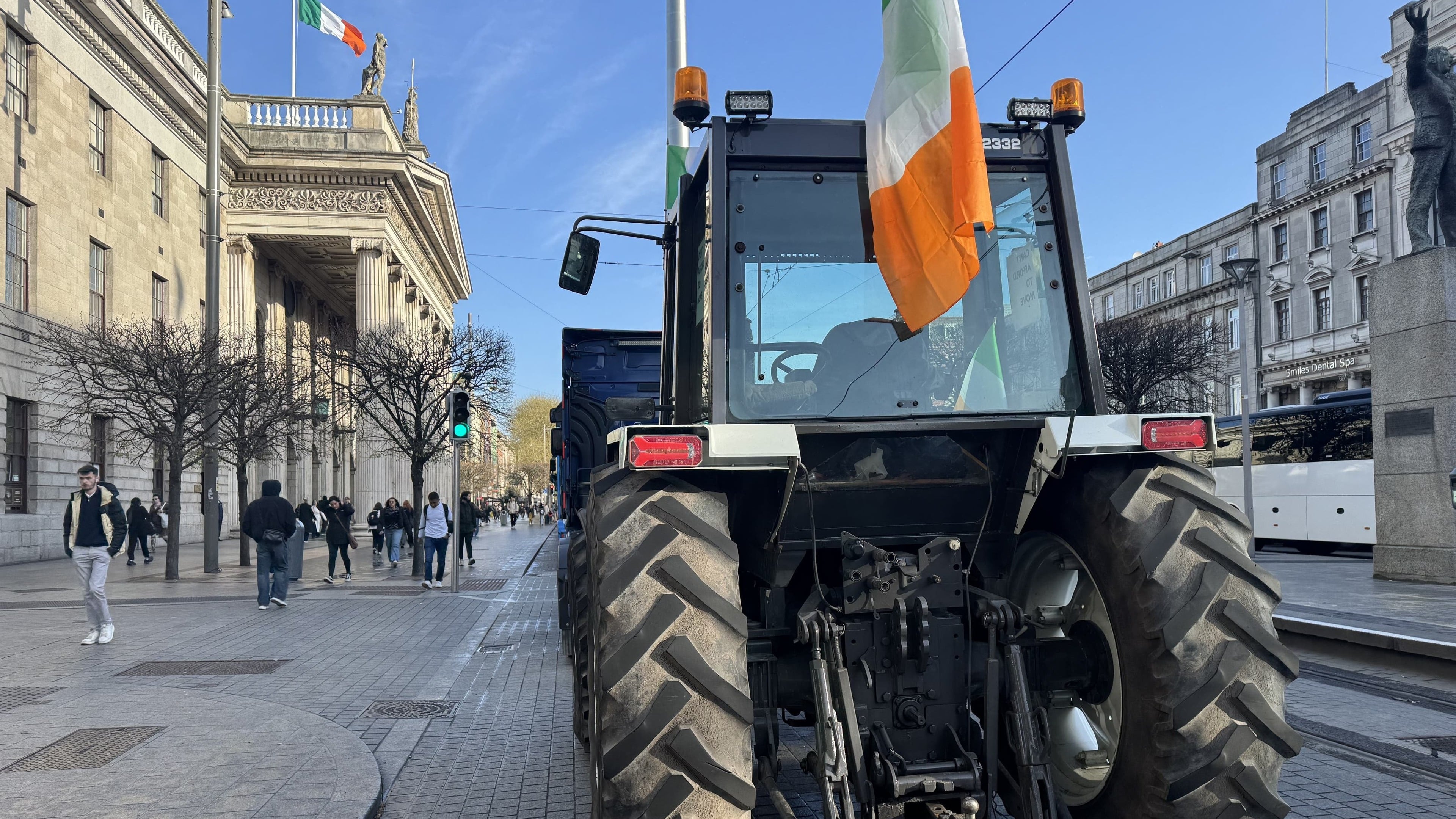 Irish army called in to remove vehicles blocking depots as part of fuel protests