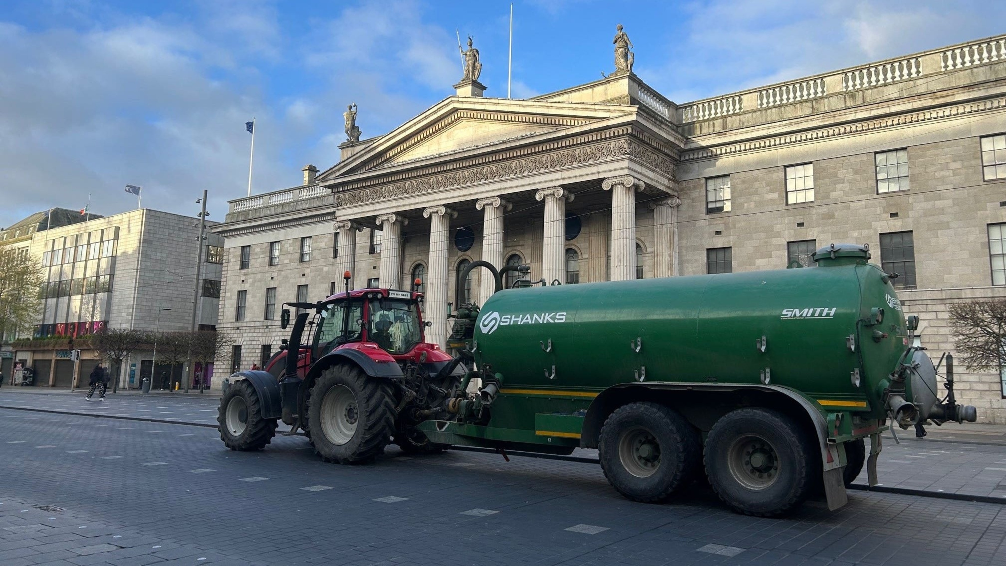 Government wins confidence motion but loses junior minister