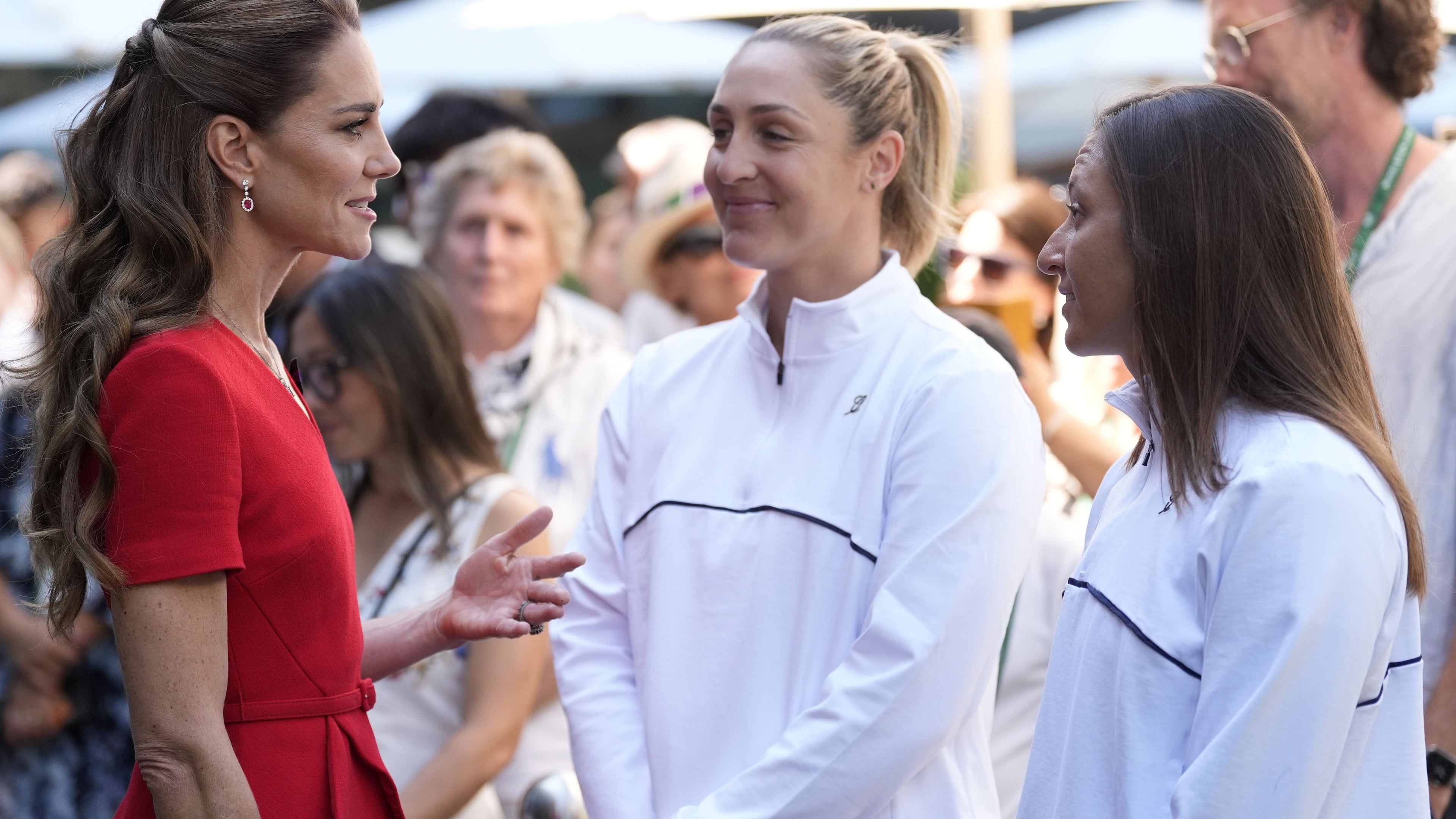 Kate meets Wimbledon doubles finalist Gabriela Dabrowski during breast cancer treatment