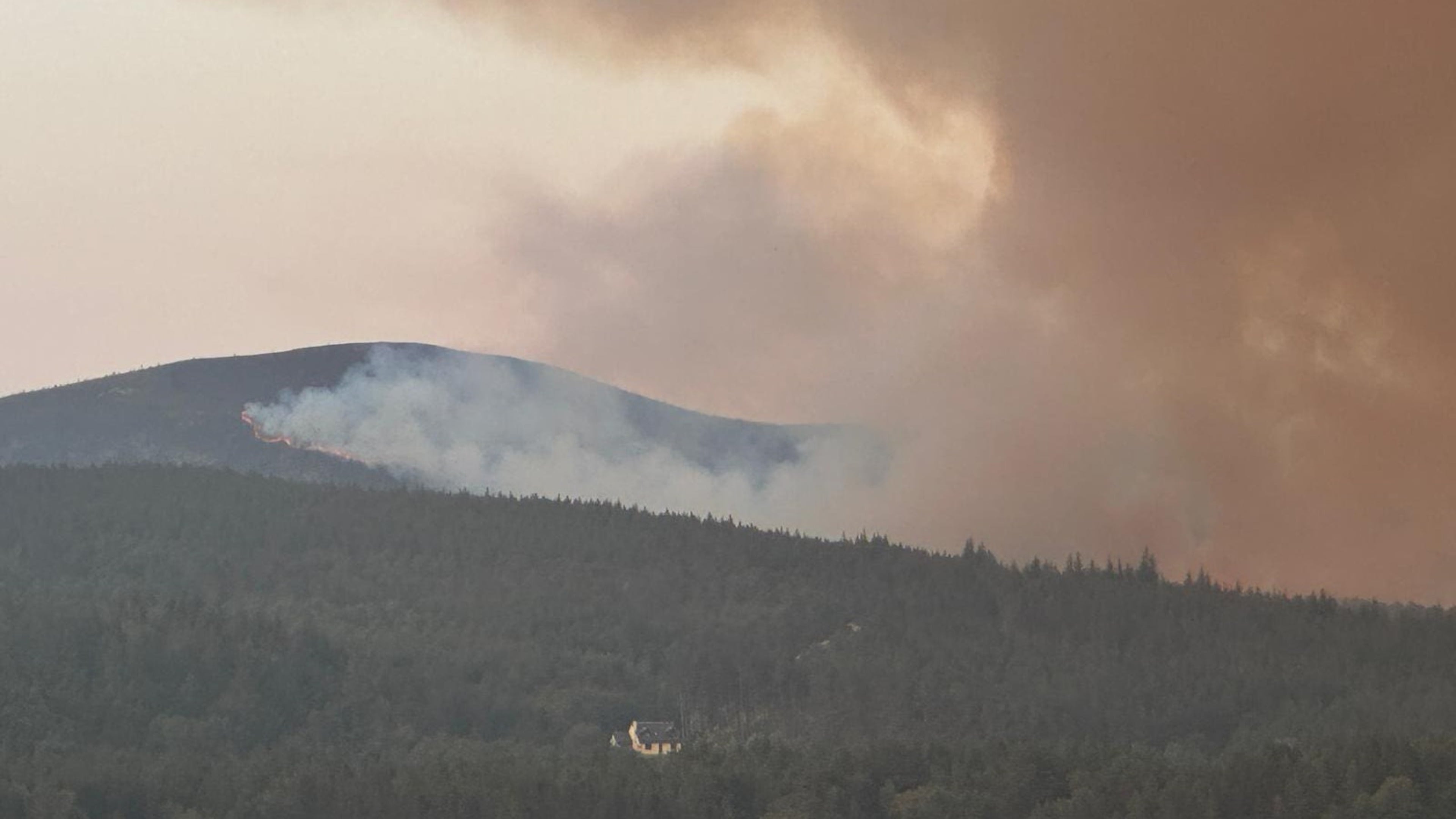 Smoke from Cairngorms wildfire drifts to Aberdeen as blaze continues