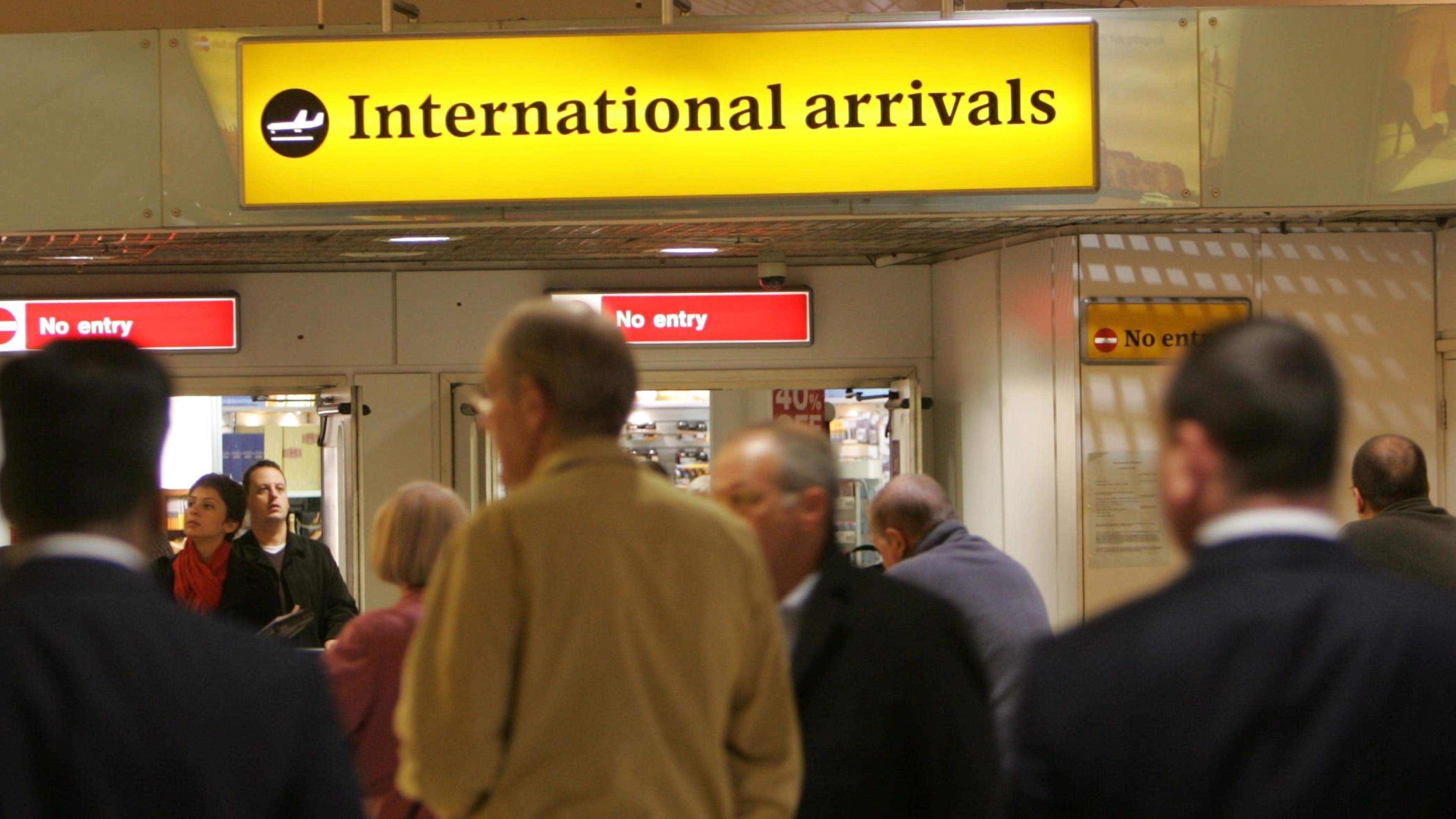 UK net migration falls below 200,000 for first time since COVID-19