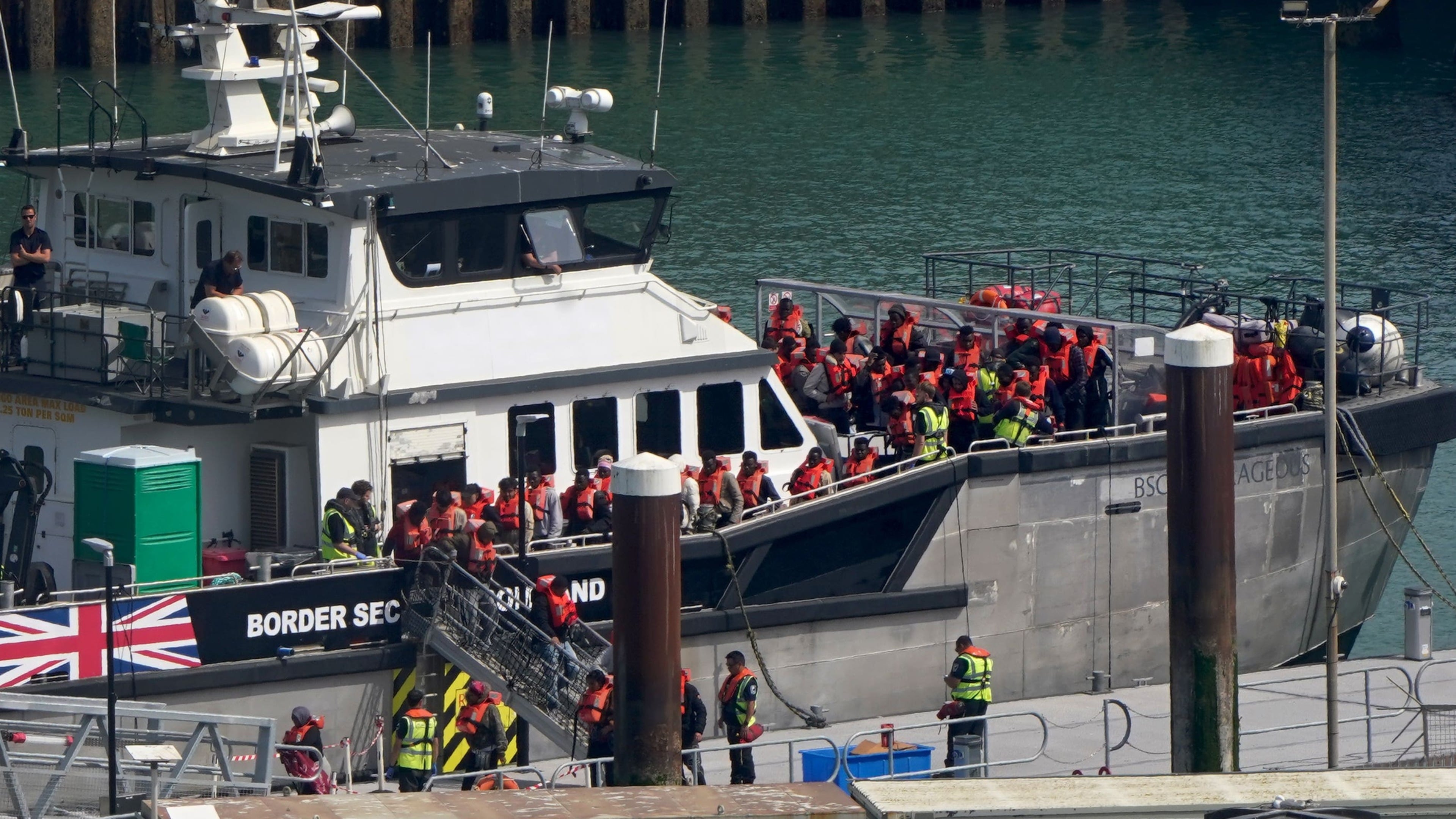MPs warn UK asylum system is nearing collapse over lack of clear strategy