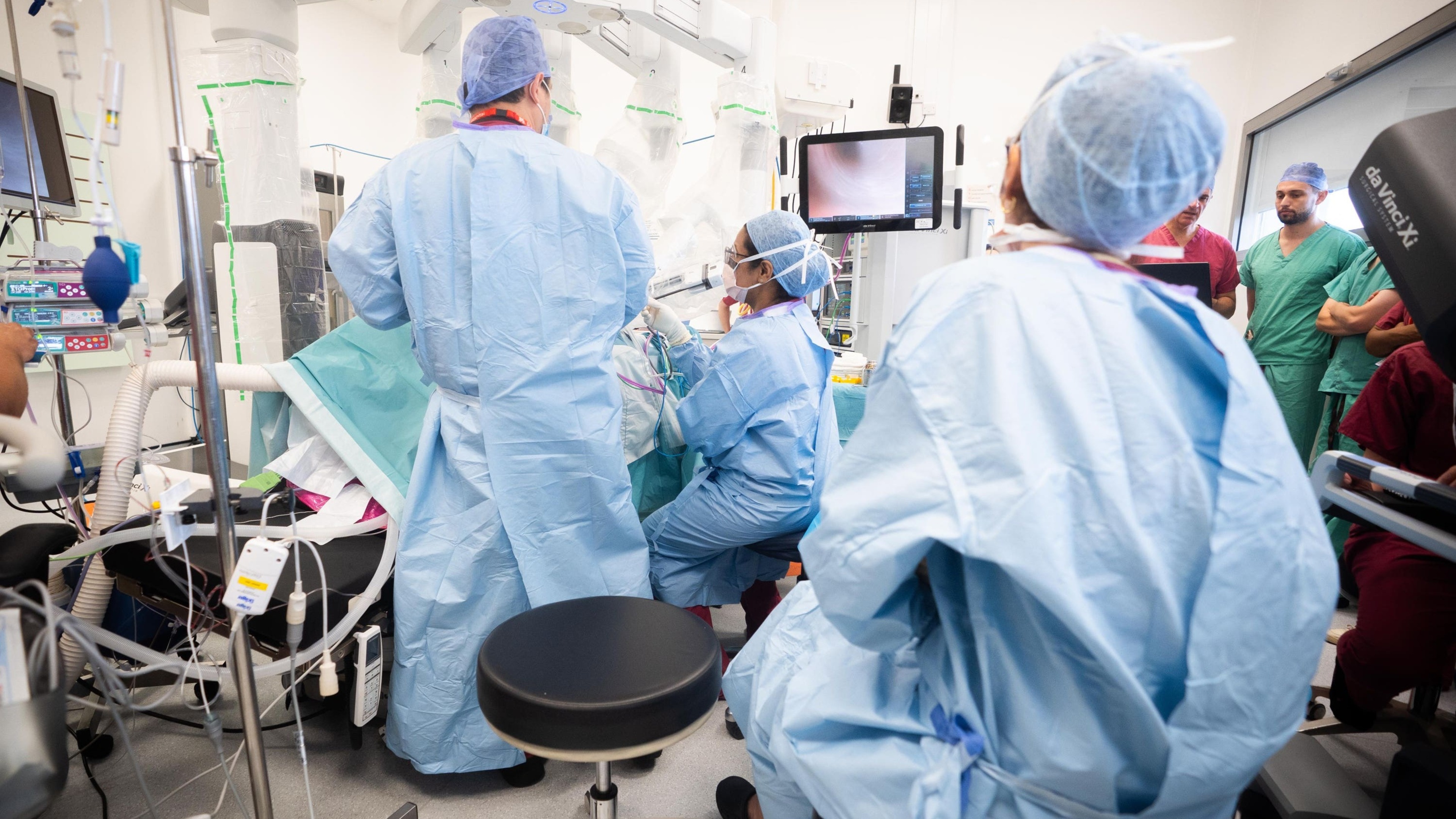 AI tool colour-codes anatomy in real-time during live surgery in UK first