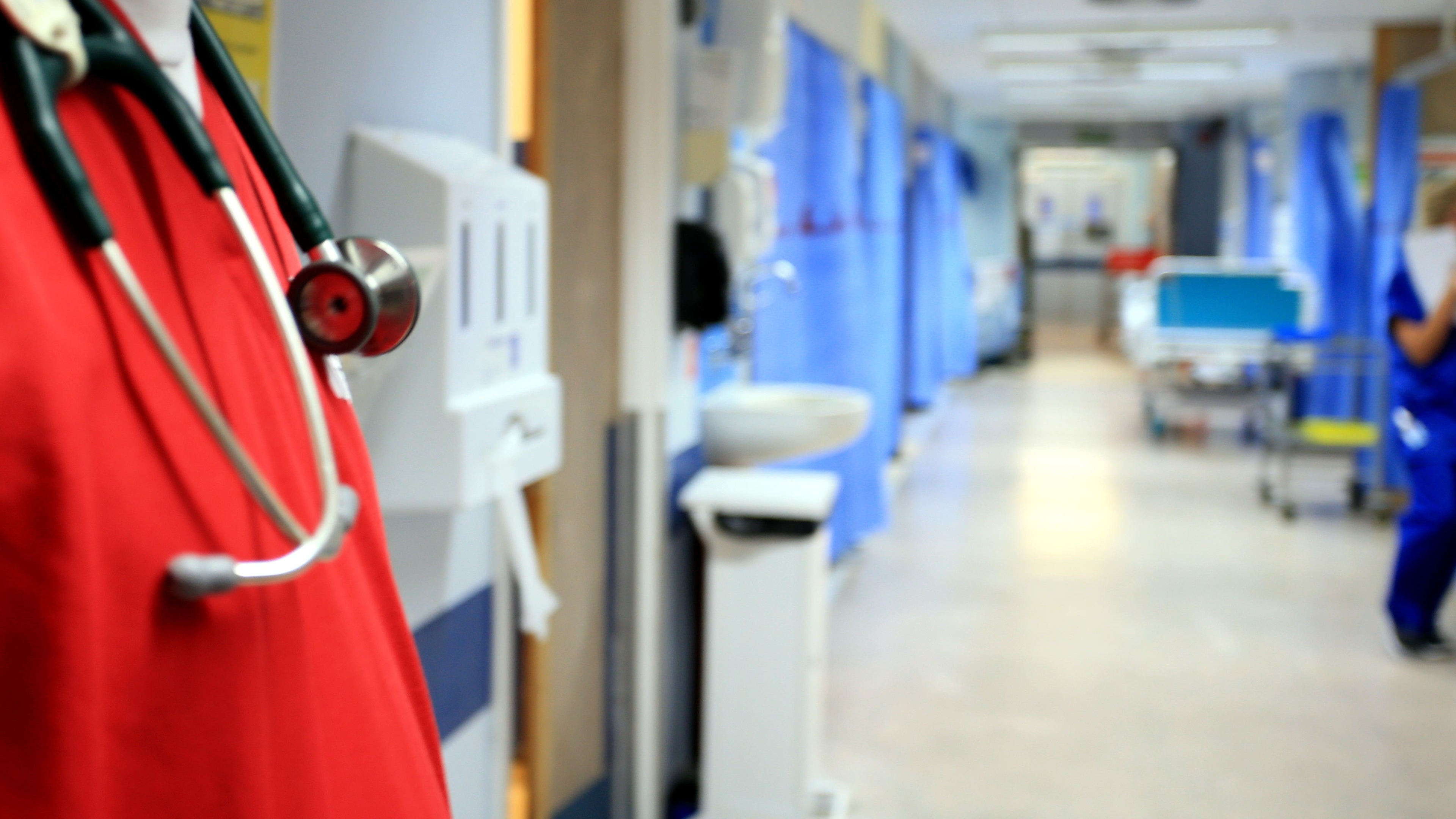 Antisemitism review urges NHS staff not to wear political badges