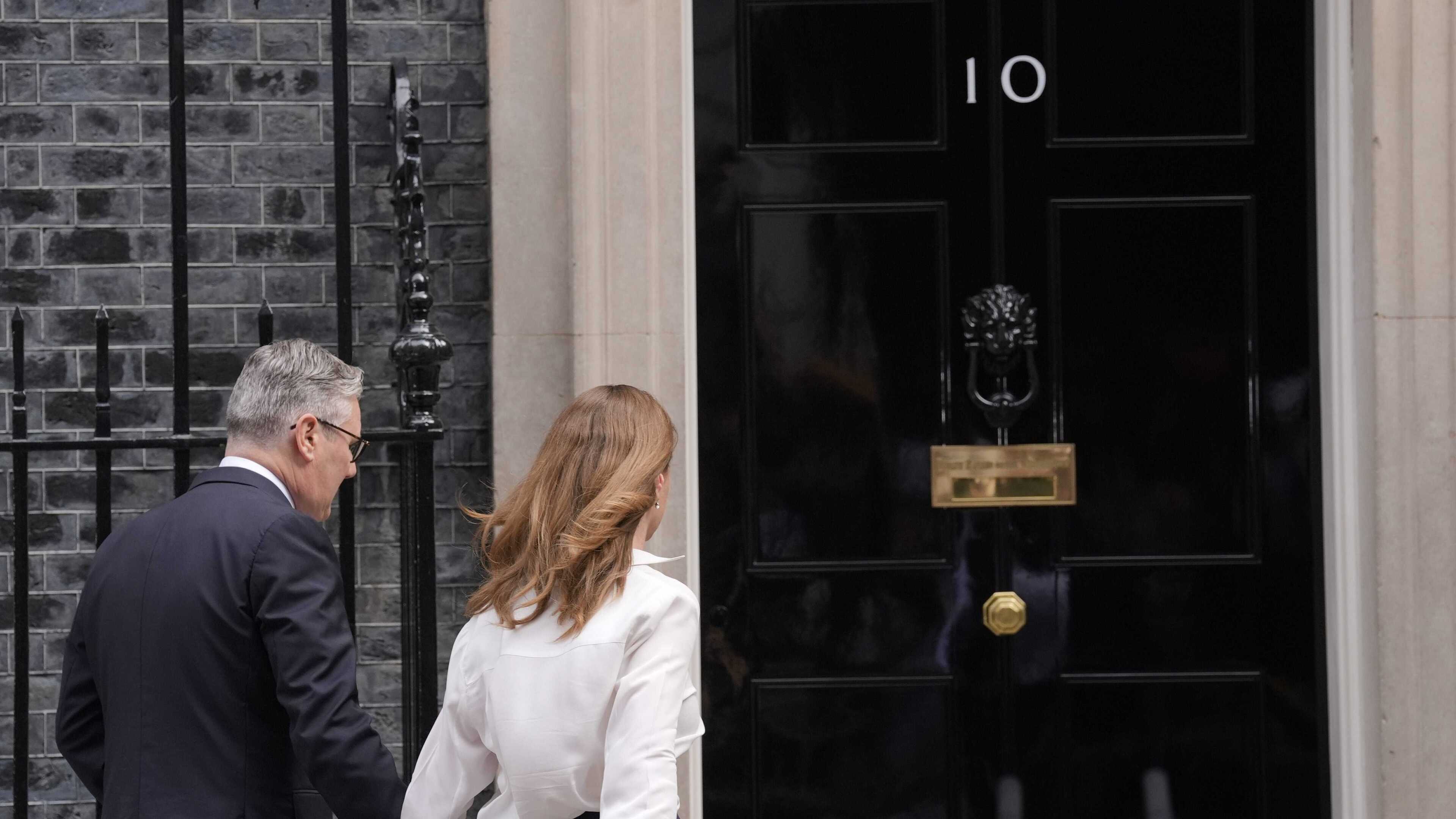 Starmer visibly emotional as he pays tribute to family in resignation speech