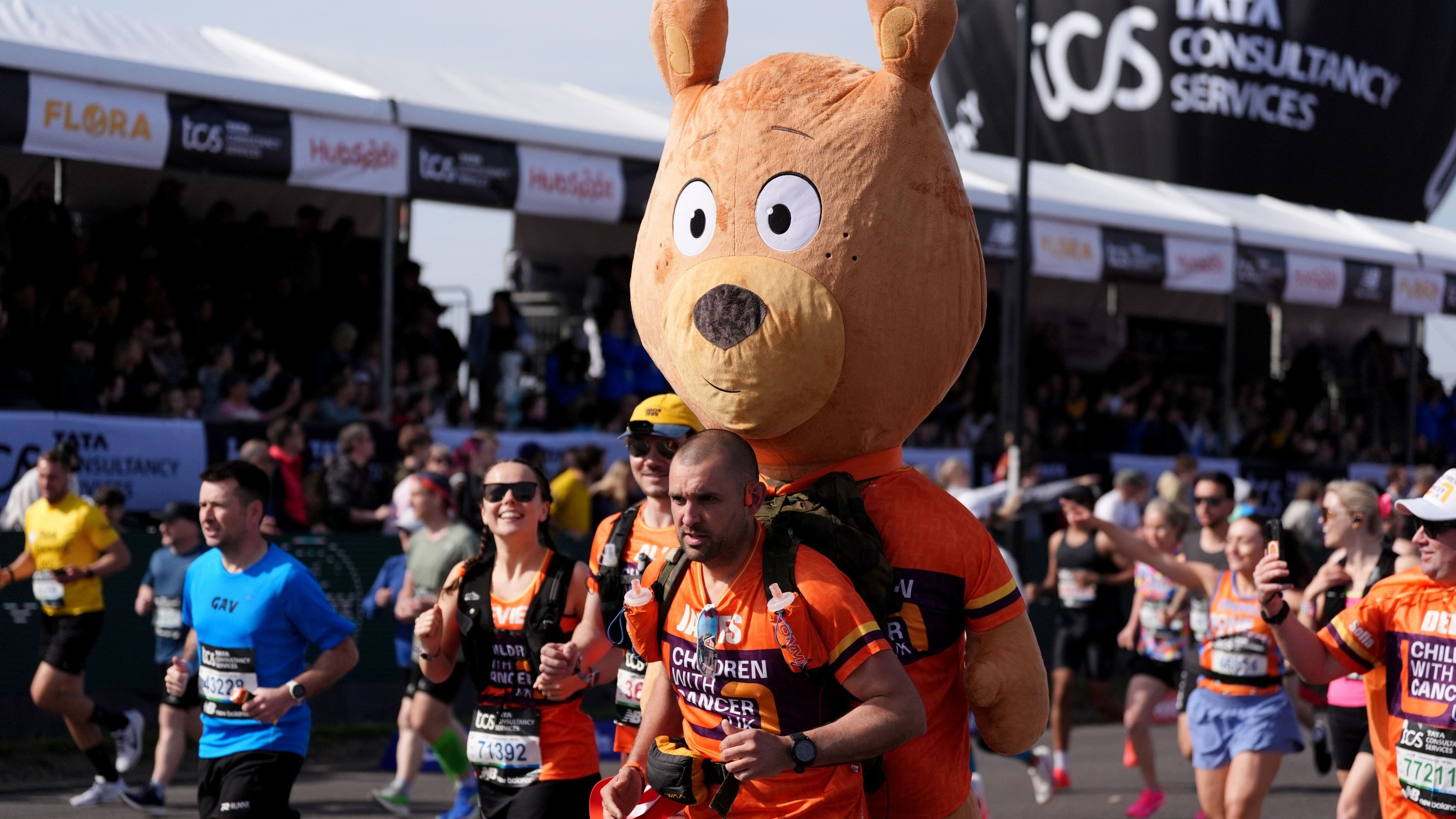 Tens of thousands pounding streets in record-breaking London Marathon