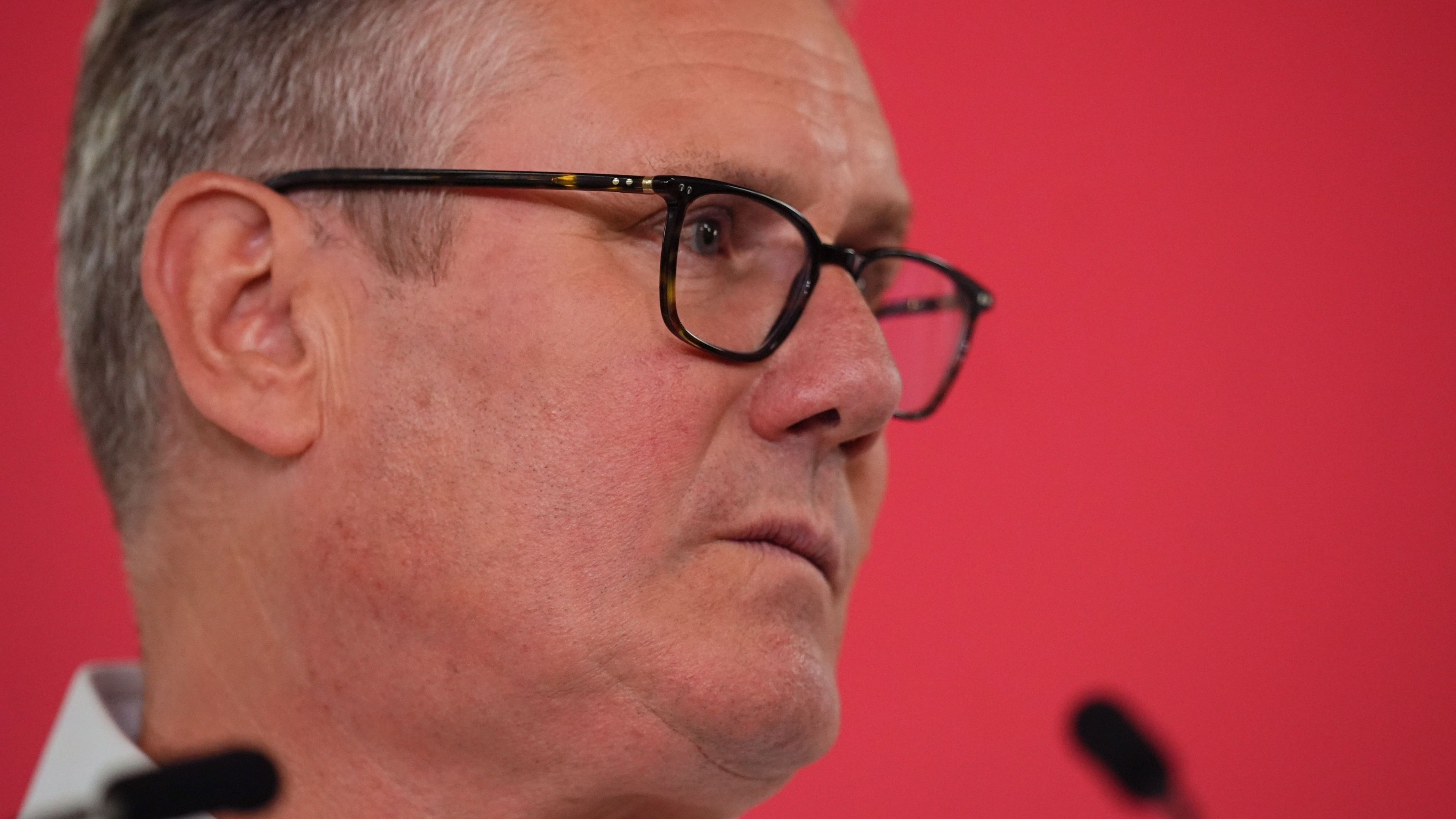 First UK junior minister resigns, urging Keir Starmer to plan an exit