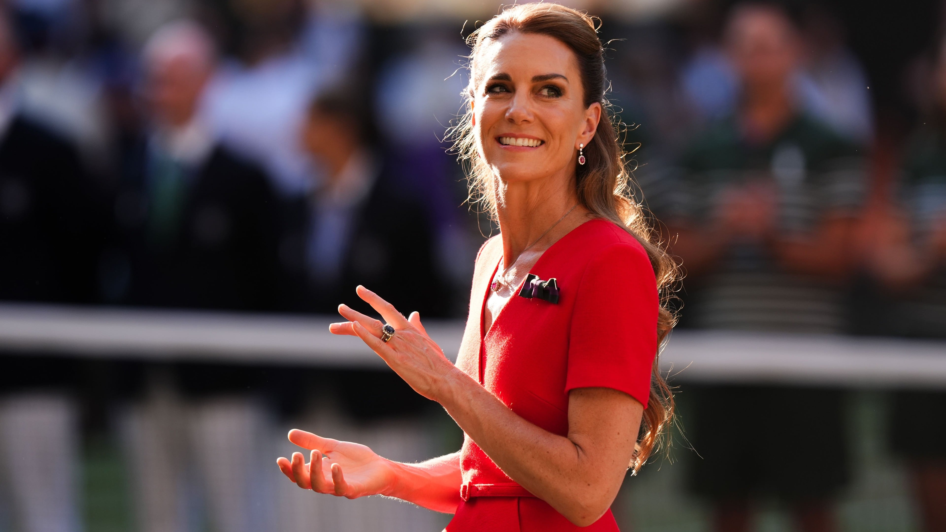 Kate presents Wimbledon ladies’ singles trophy to Linda Noskova after final win