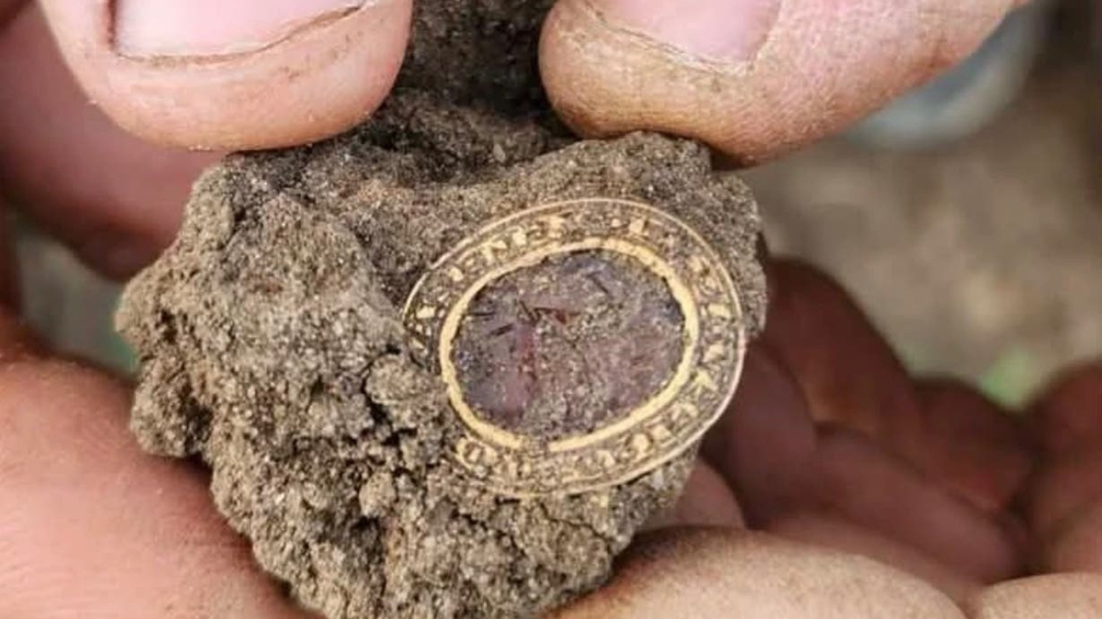 Medieval gold seal ring found in Suffolk to be sold at auction