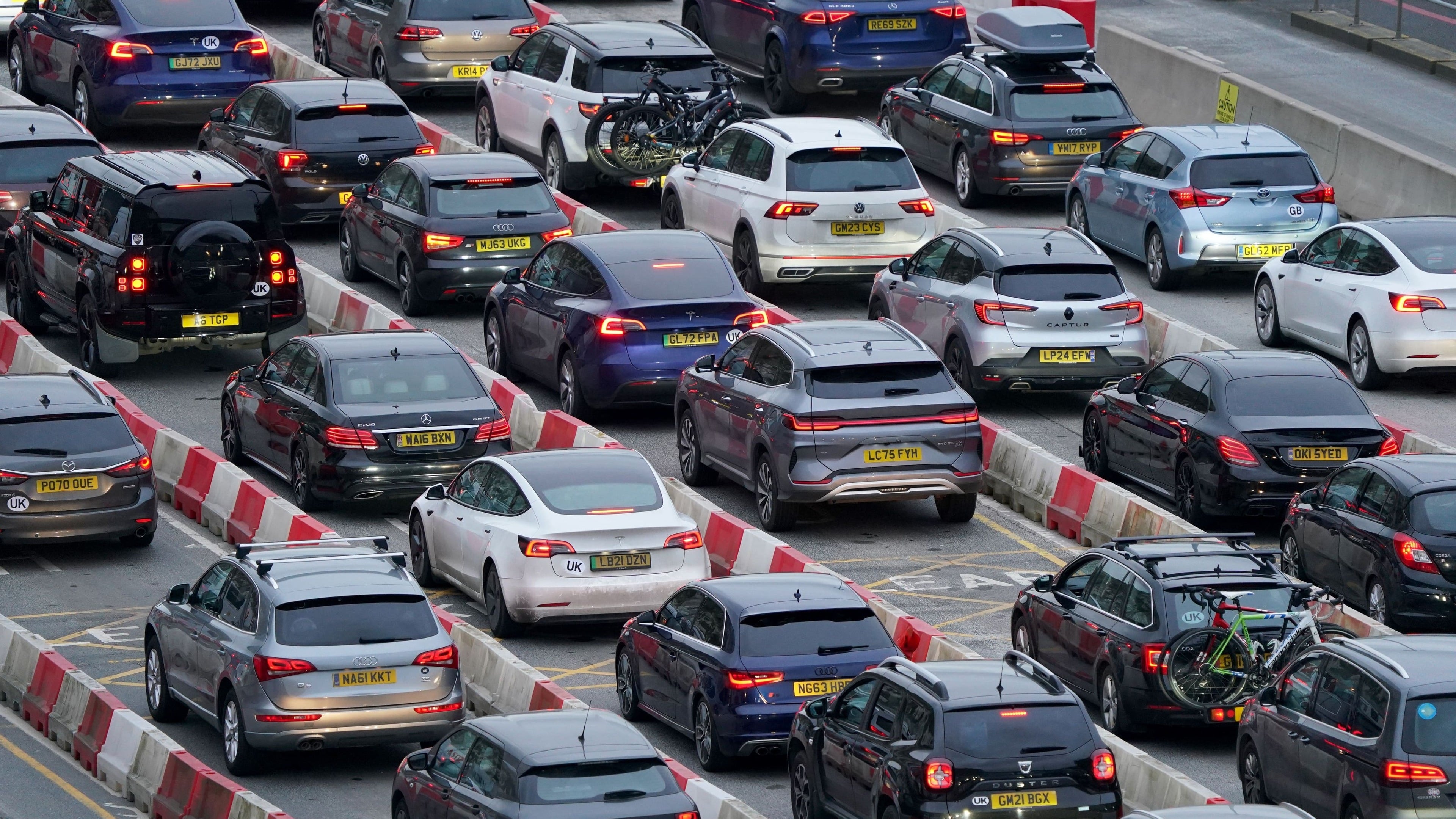 Traffic jams expected on popular tourist routes as bank holiday getaway begins