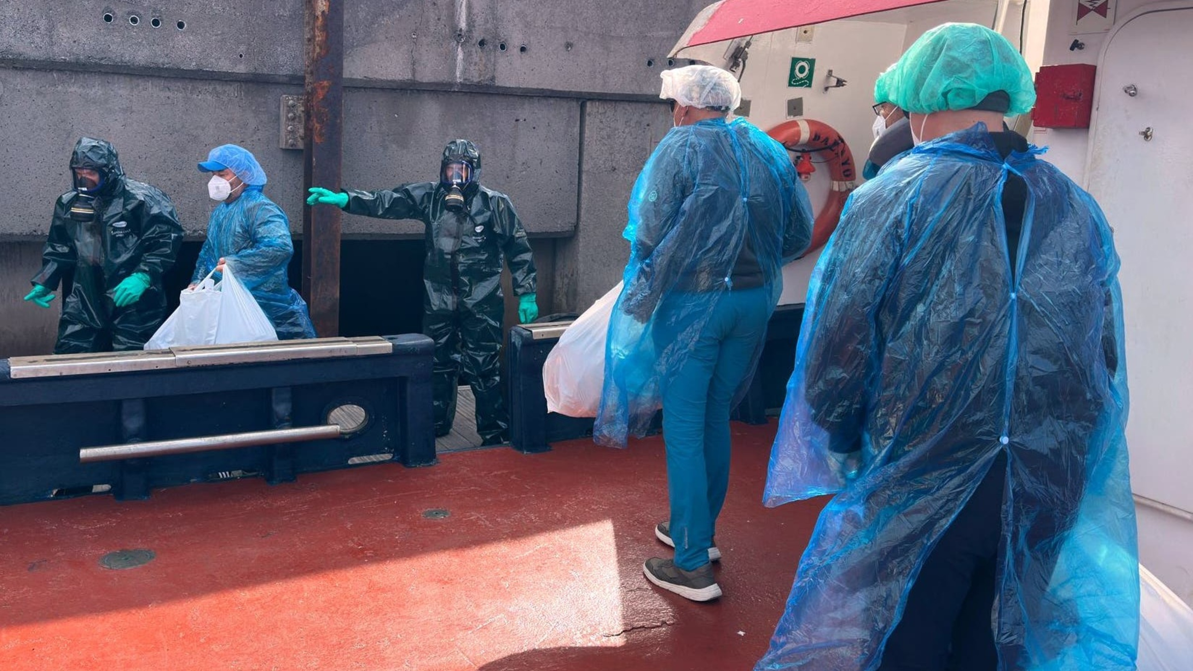 Evacuations of passengers from hantavirus-hit cruise ship begin