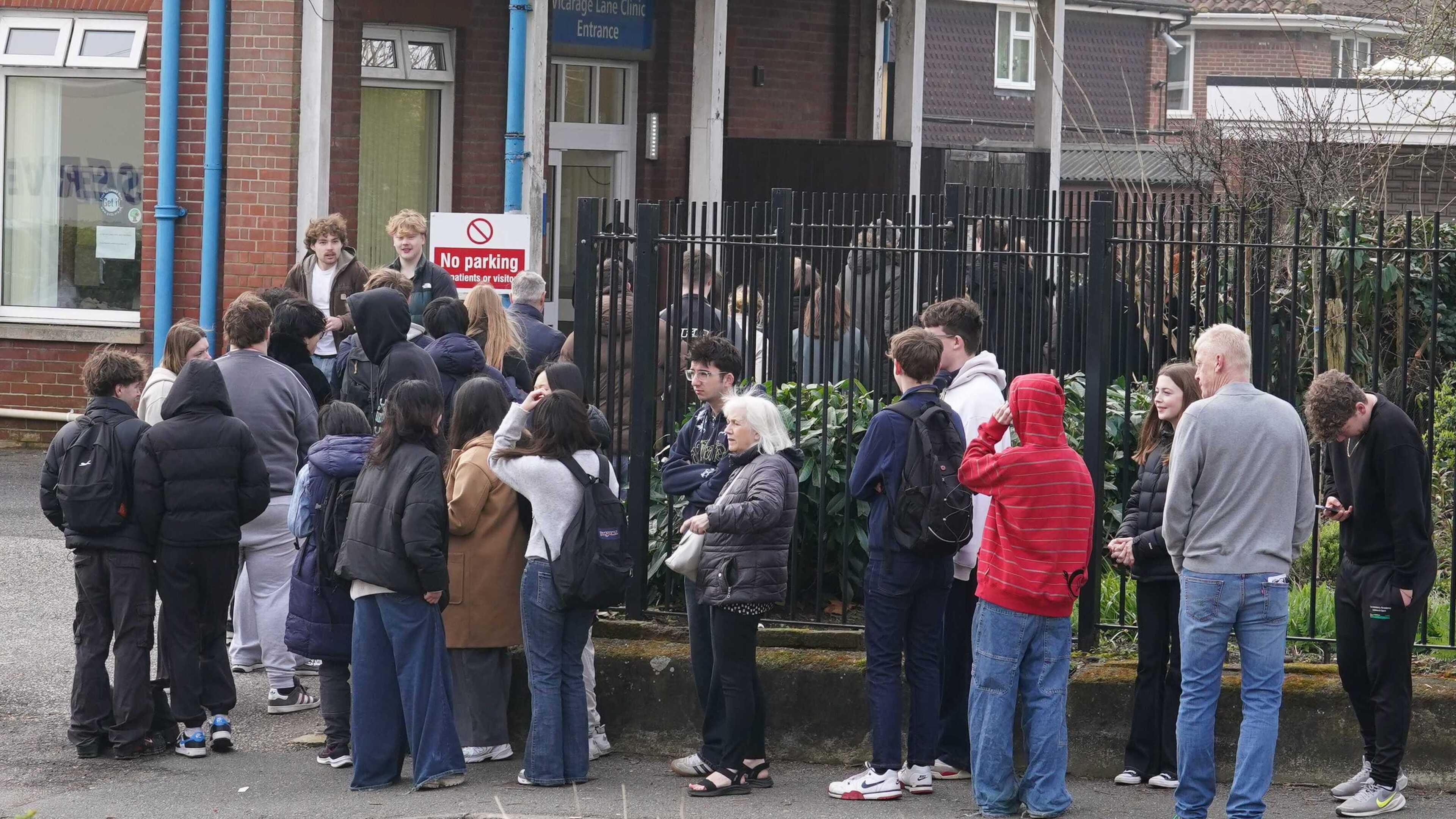 Teenagers should be offered meningitis B jab on NHS, Government advisers say