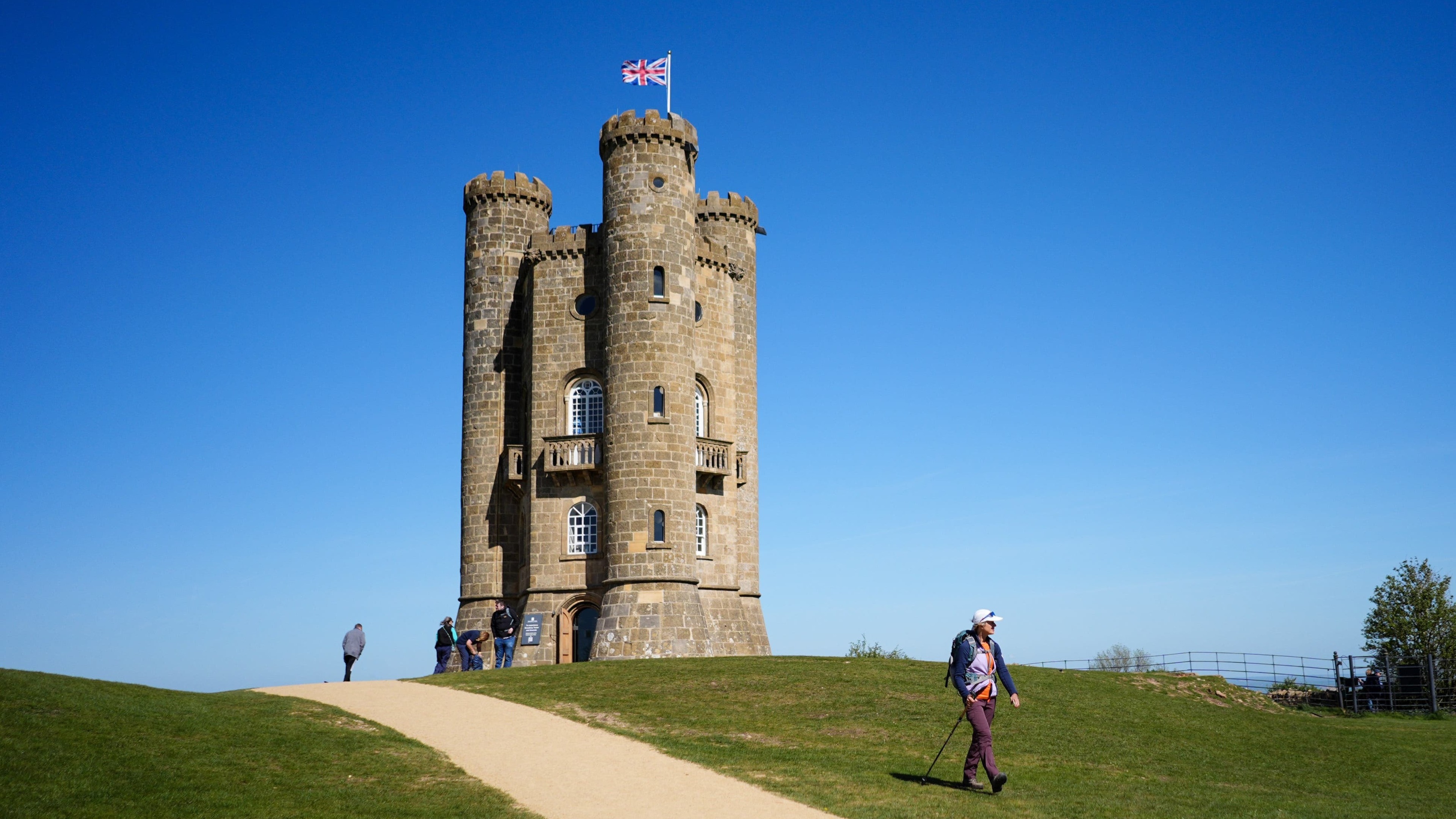 Temperatures expected to rise to mid-20s before bank holiday weekend