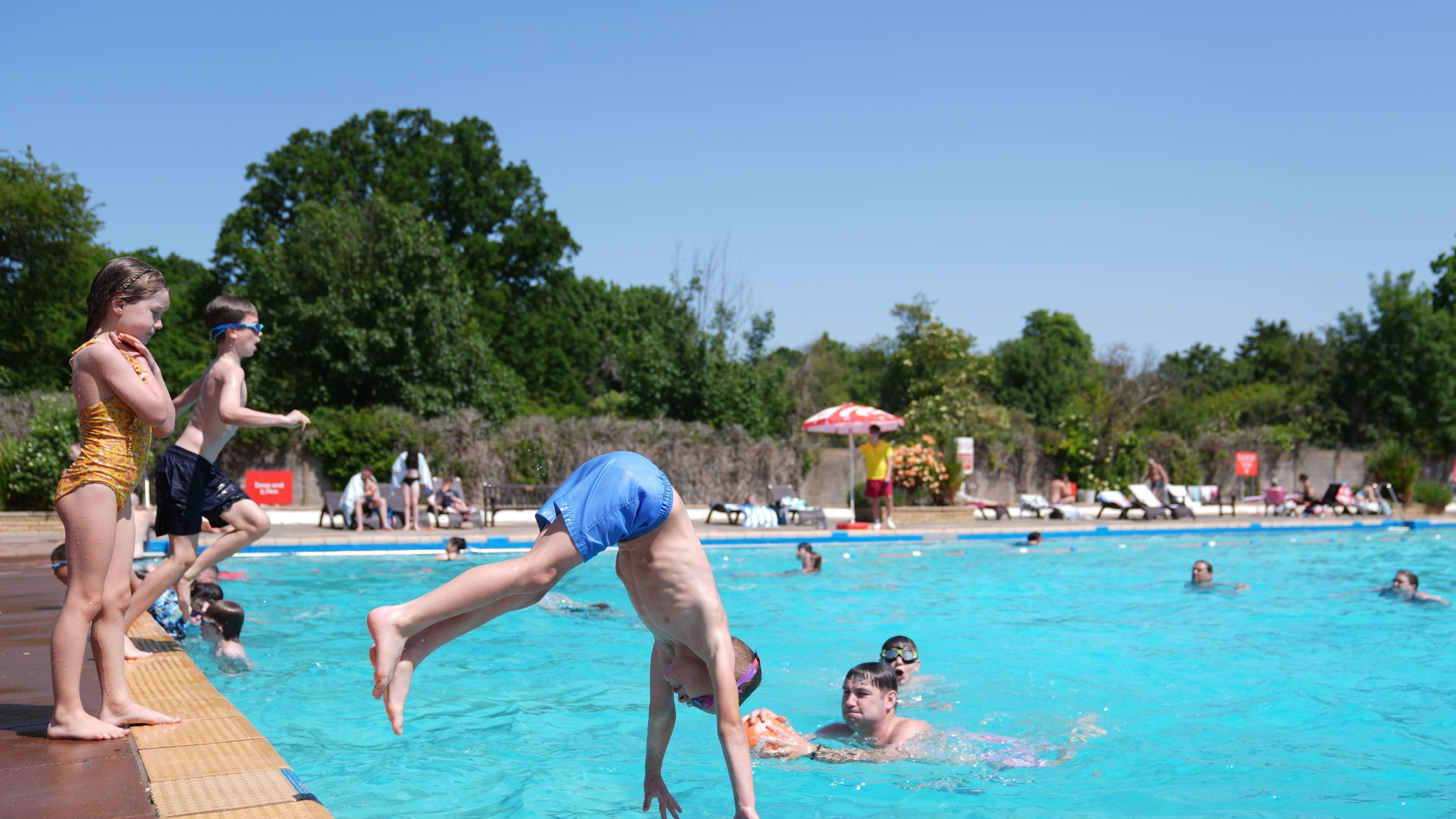 Amber health warning extended as temperatures soar