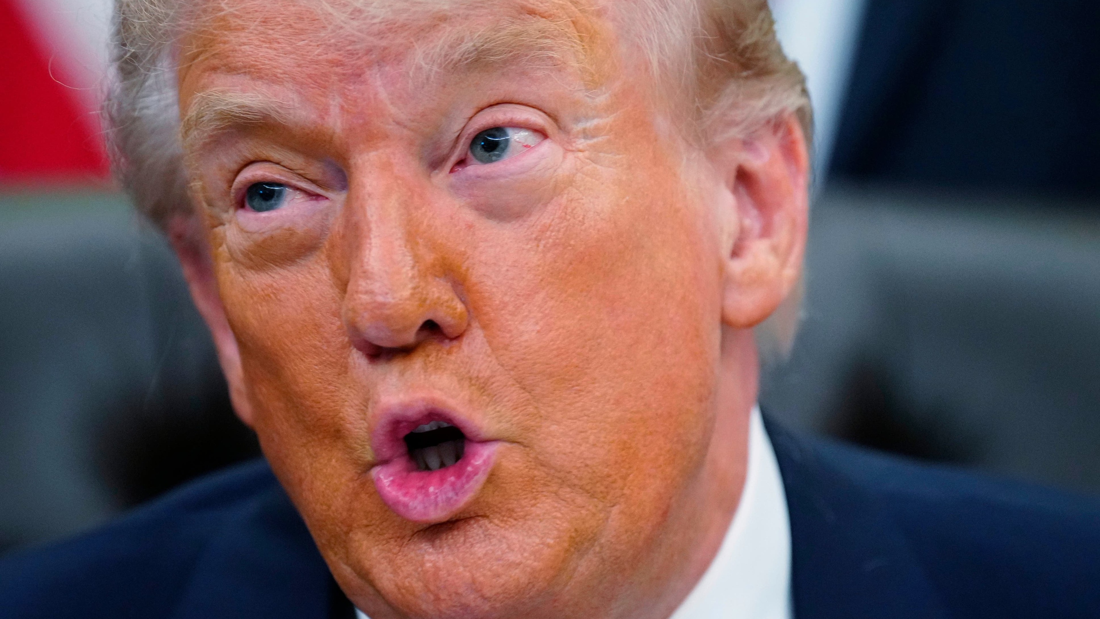 Trump threatens Iran with bombing if it does not reopen Strait of Hormuz