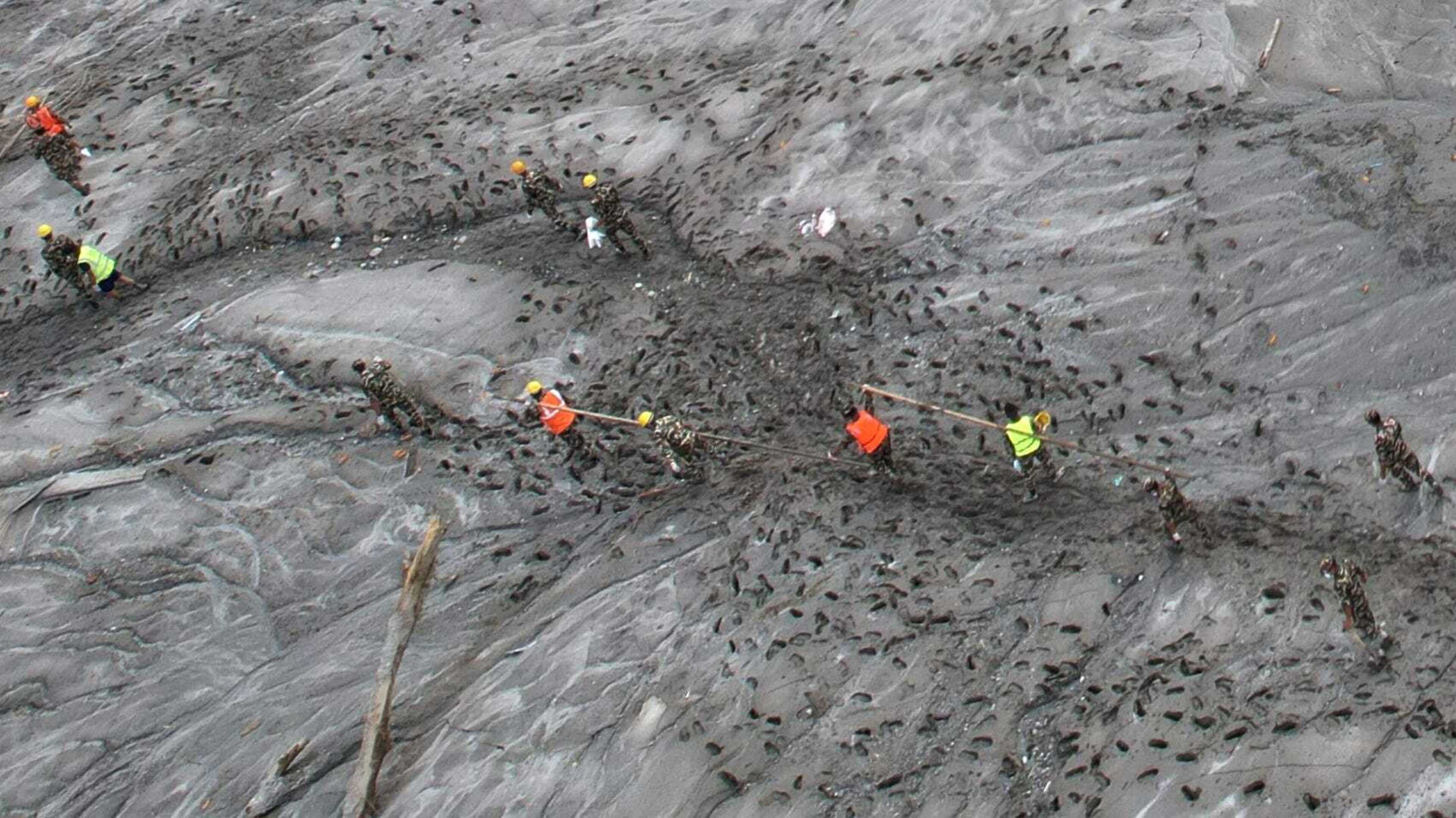 Nepal flash floods kill over 1,000 as rescuers respond and mass burials begin