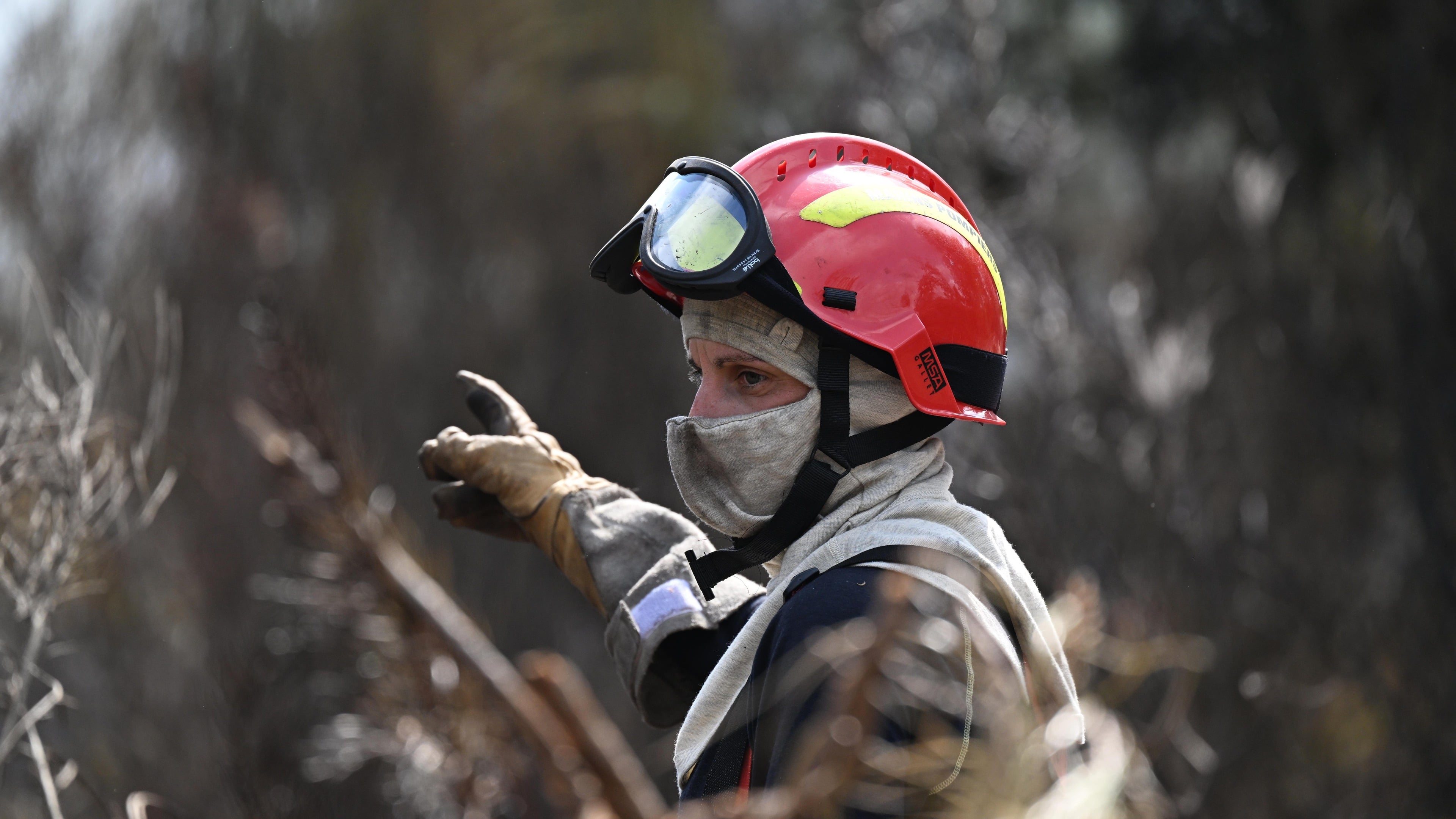 Firefighters work to contain last hotspots of major wildfire in France’s southwest