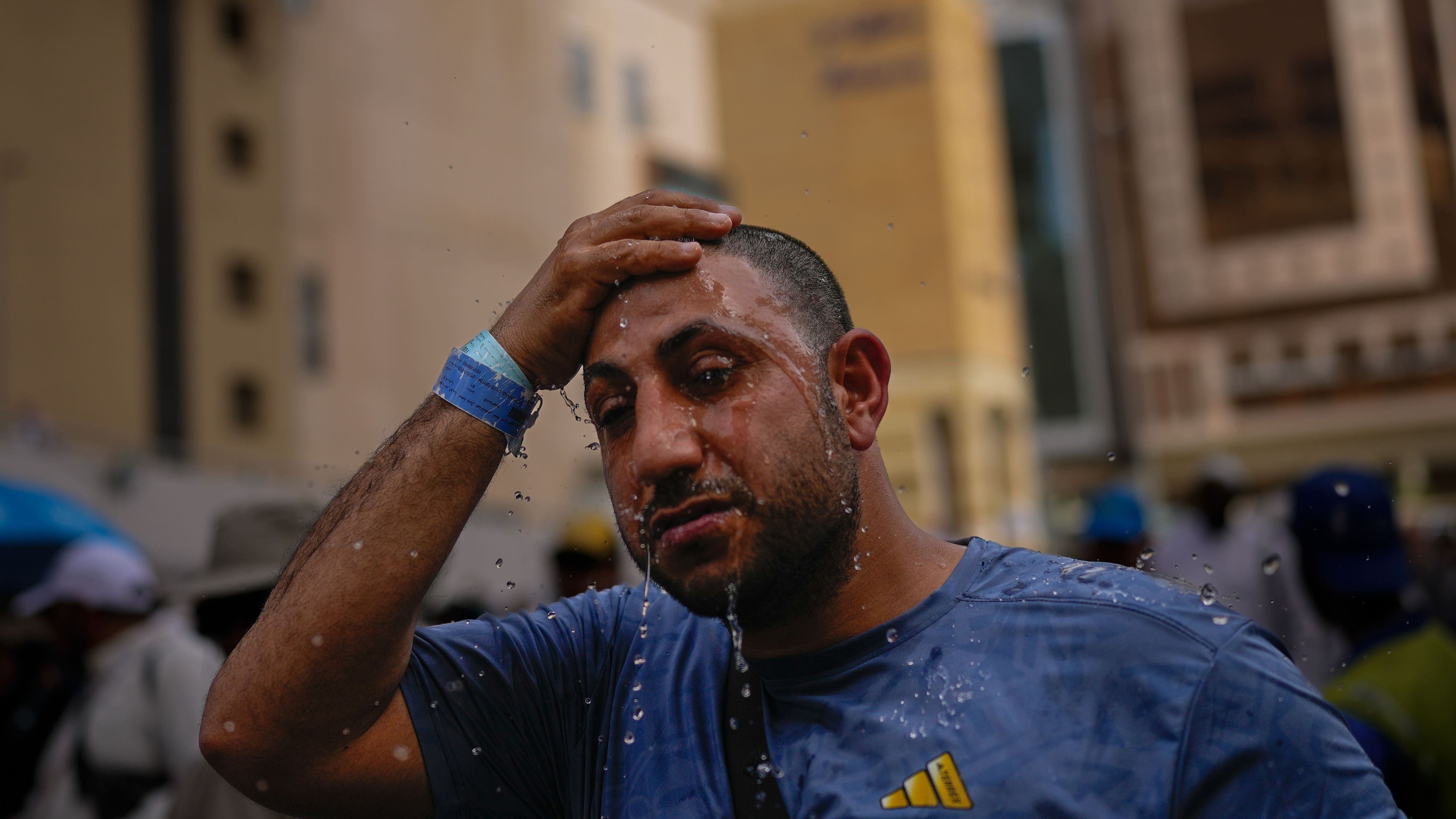 Muslims begin annual Hajj in sweltering heat against backdrop of war concerns