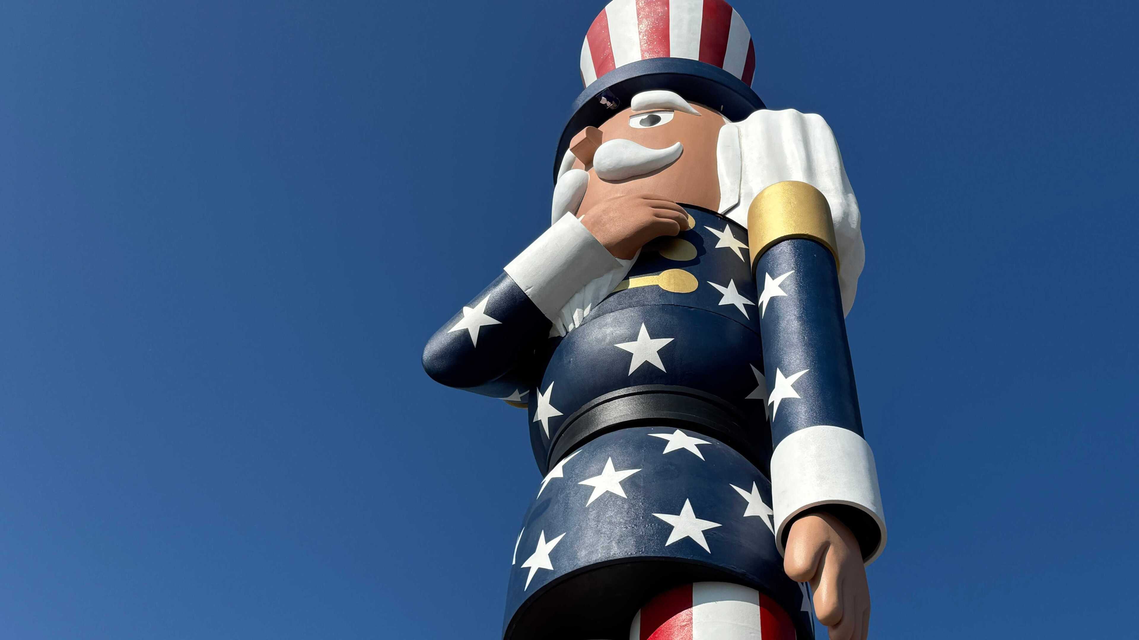 Luverne, Minnesota unveils world’s tallest nutcracker, “Verne the Patriot”