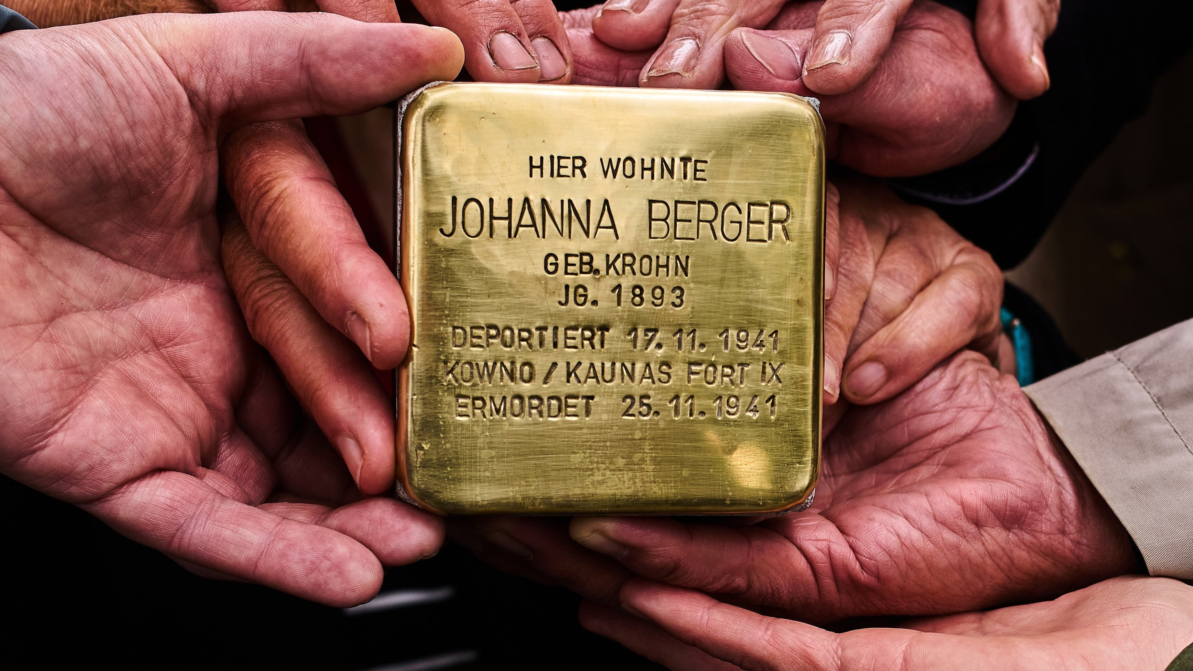 German town halts Holocaust memorial plaque installation, drawing far-right and conservative backlash