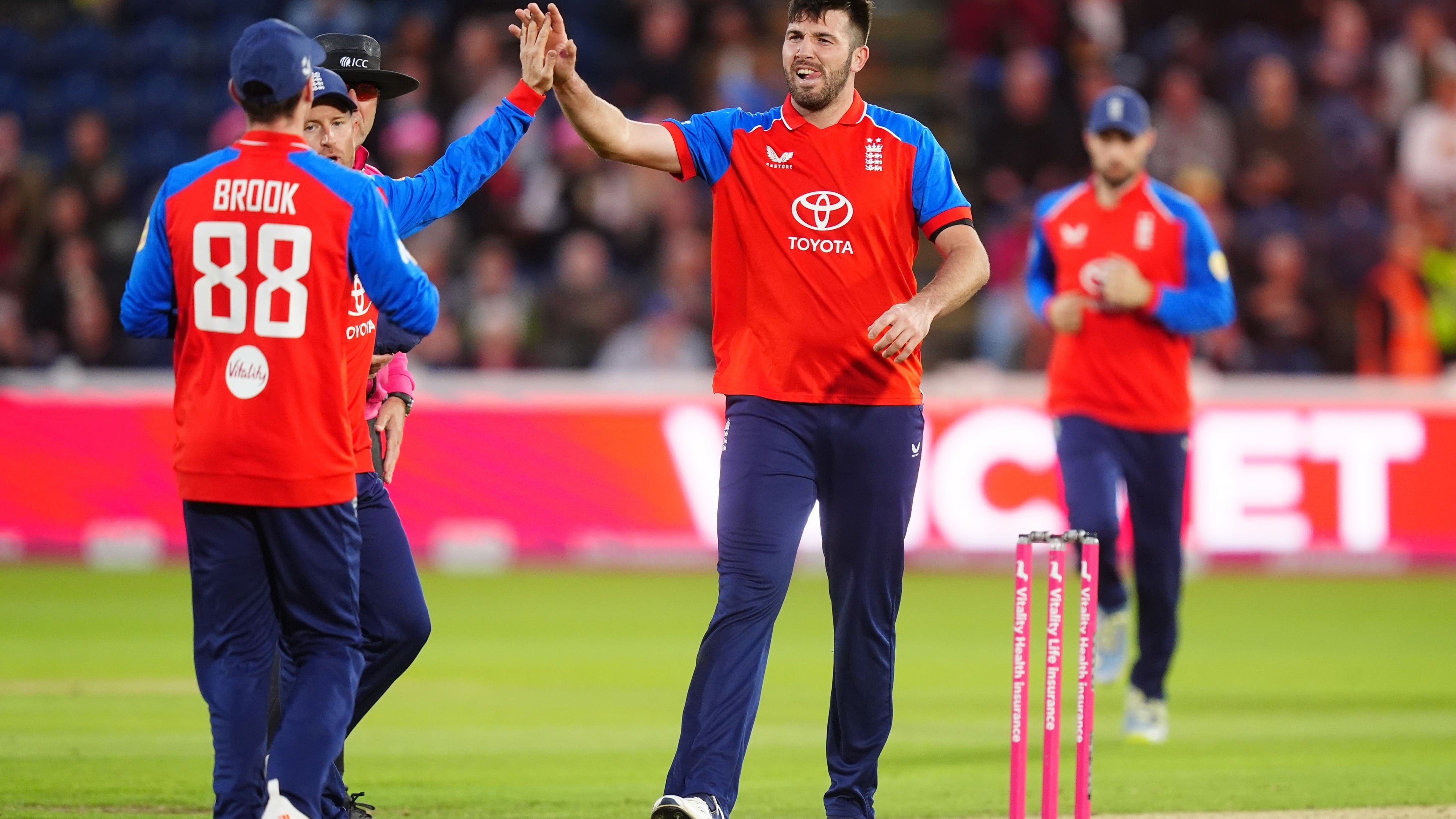 England clinch T20 series with six-wicket victory over Sri Lanka in Cardiff