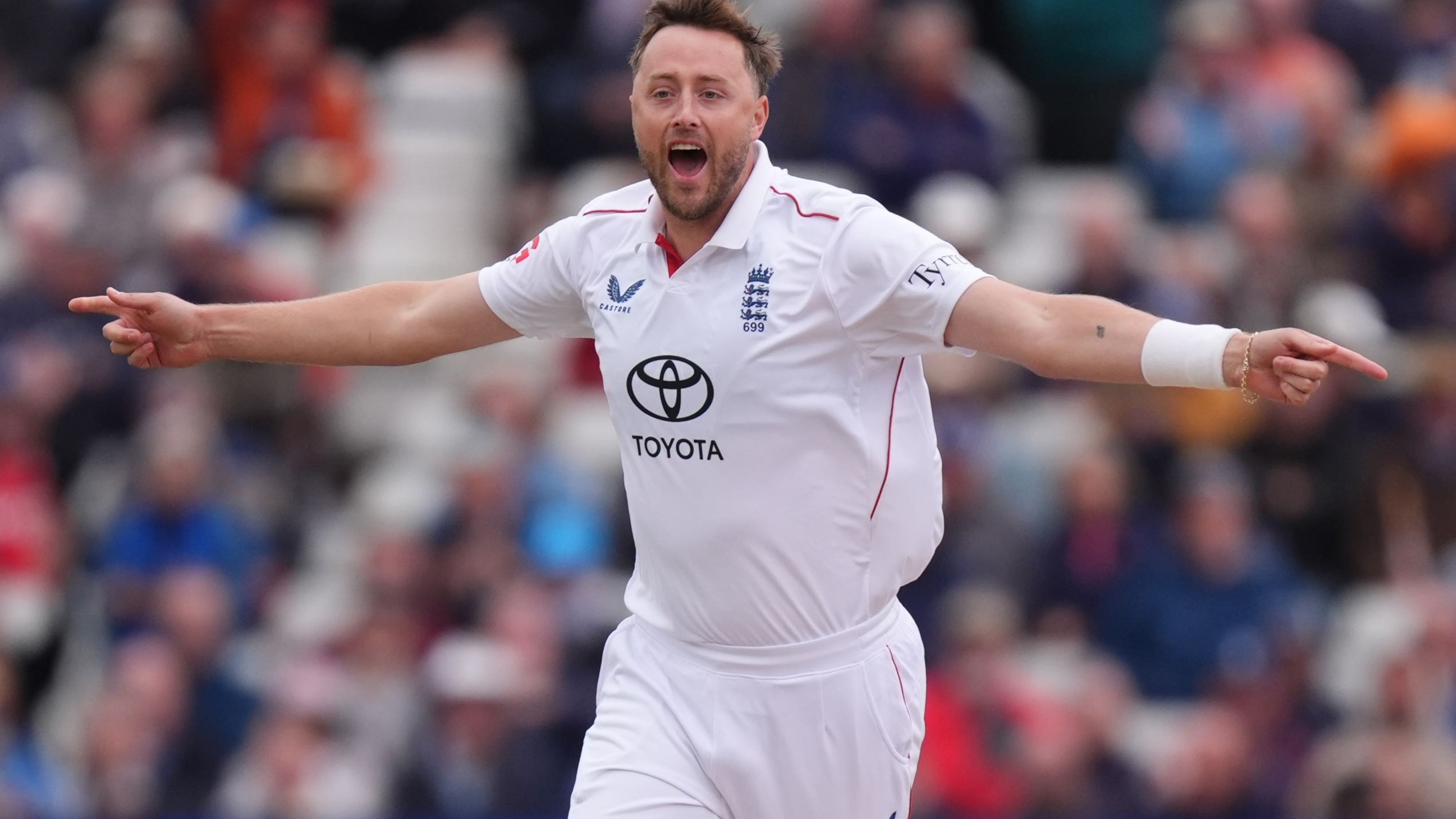 Ollie Robinson helps England build commanding lead over Pakistan in third Test
