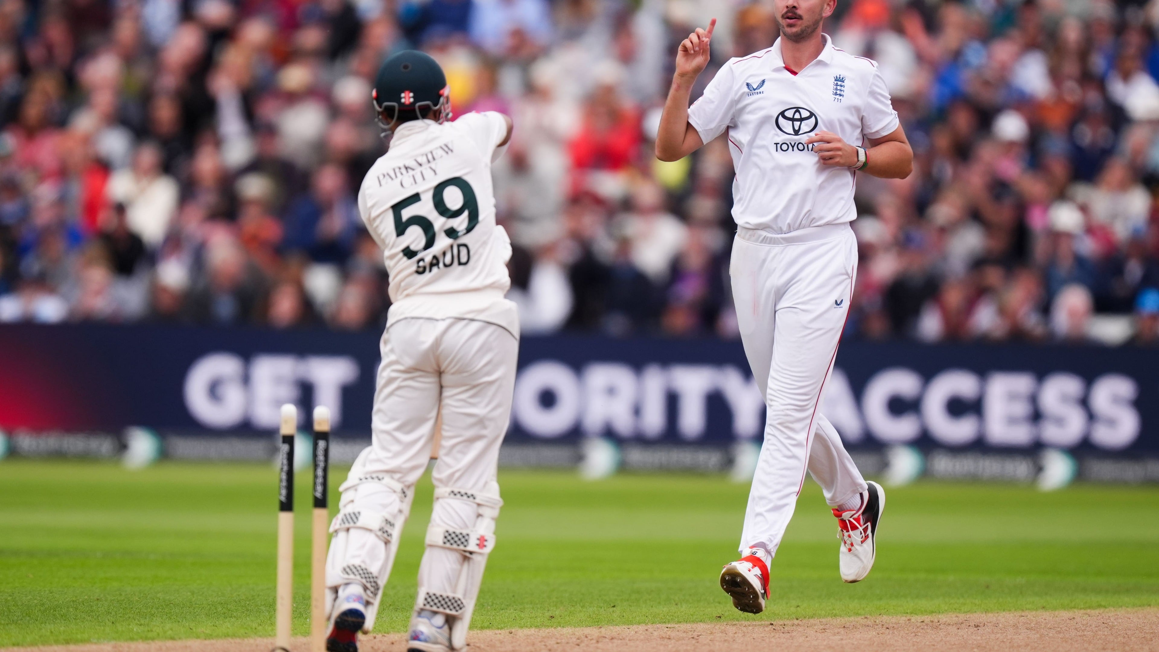 Josh Tongue’s wobble-seam bowling helps England put Pakistan under pressure