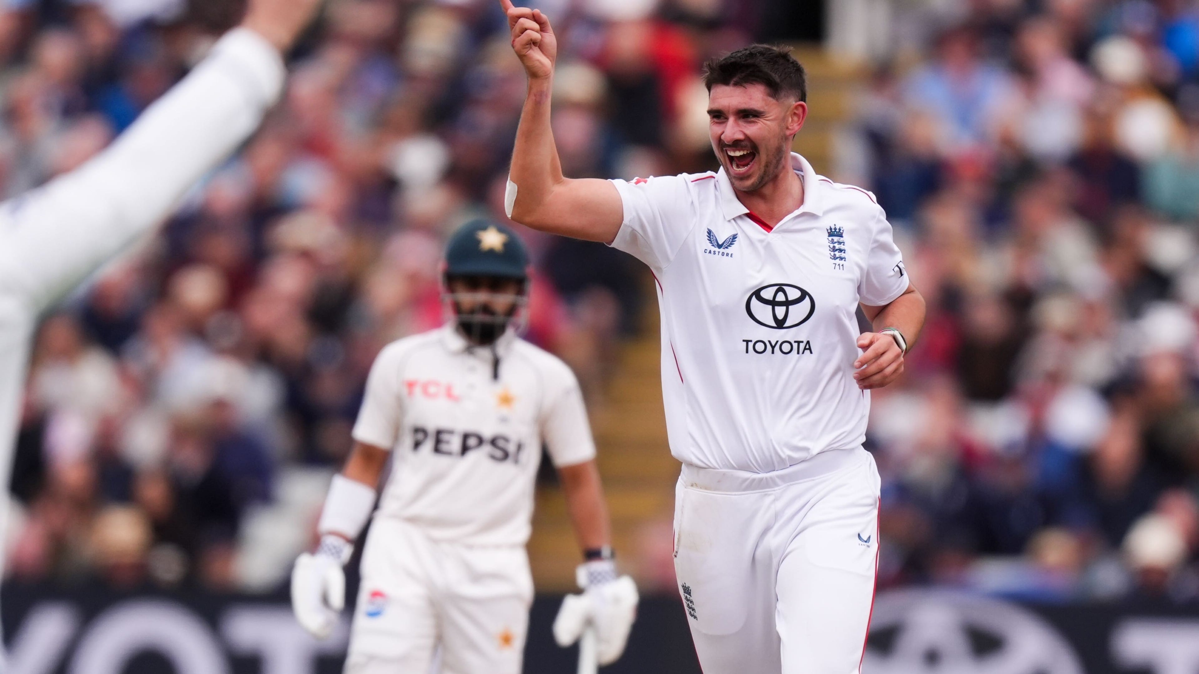 England’s seamers overwhelm Pakistan in opening session of third Test
