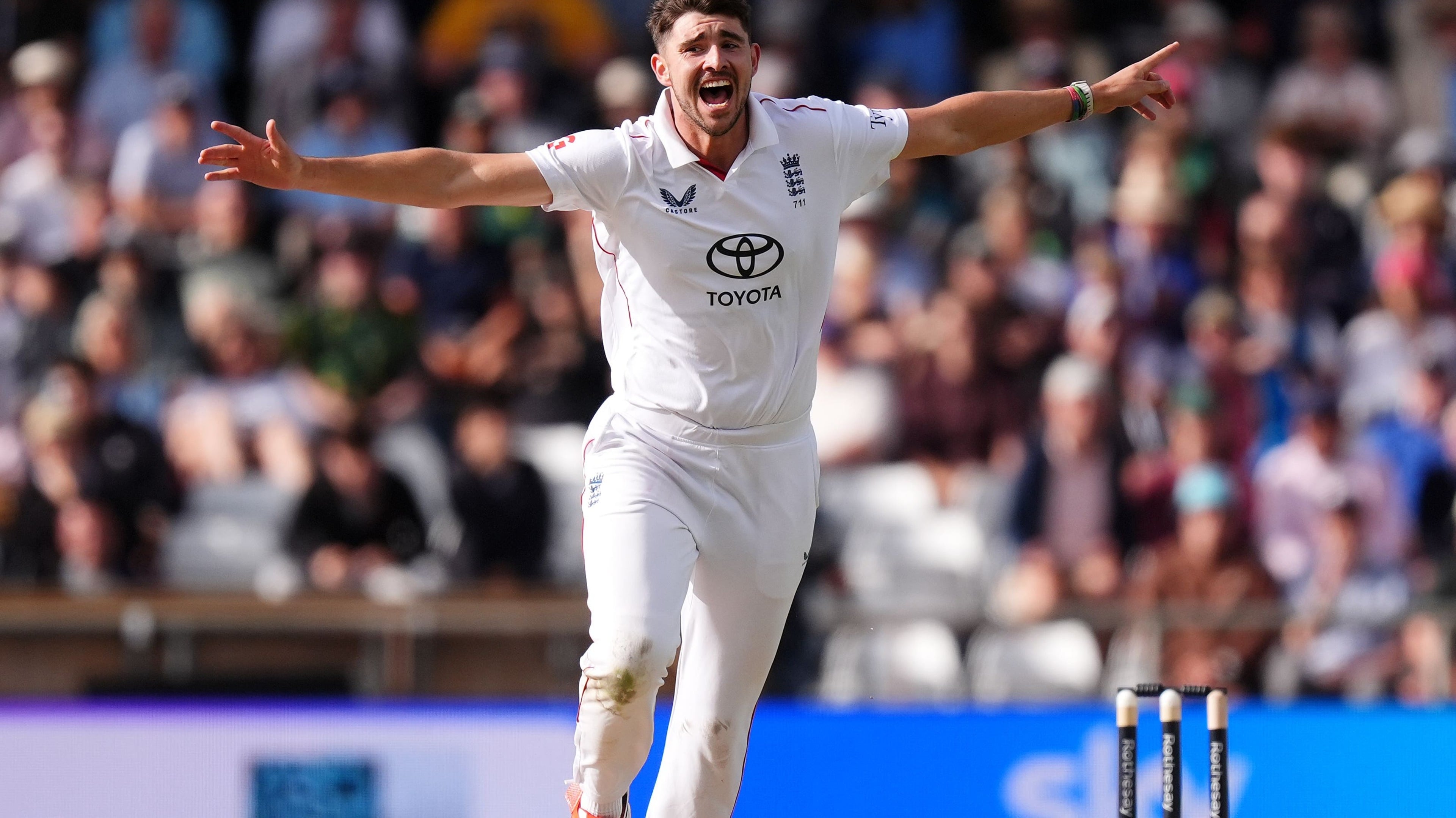 Robinson and Tongue help England take control against Pakistan