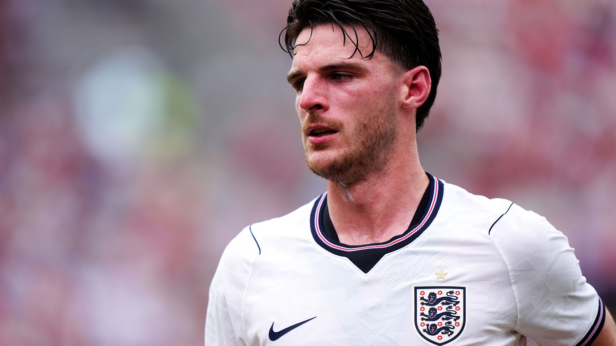 declan-rice-gets-telling-off-from-mum-after-sunburn-blunder-belfast