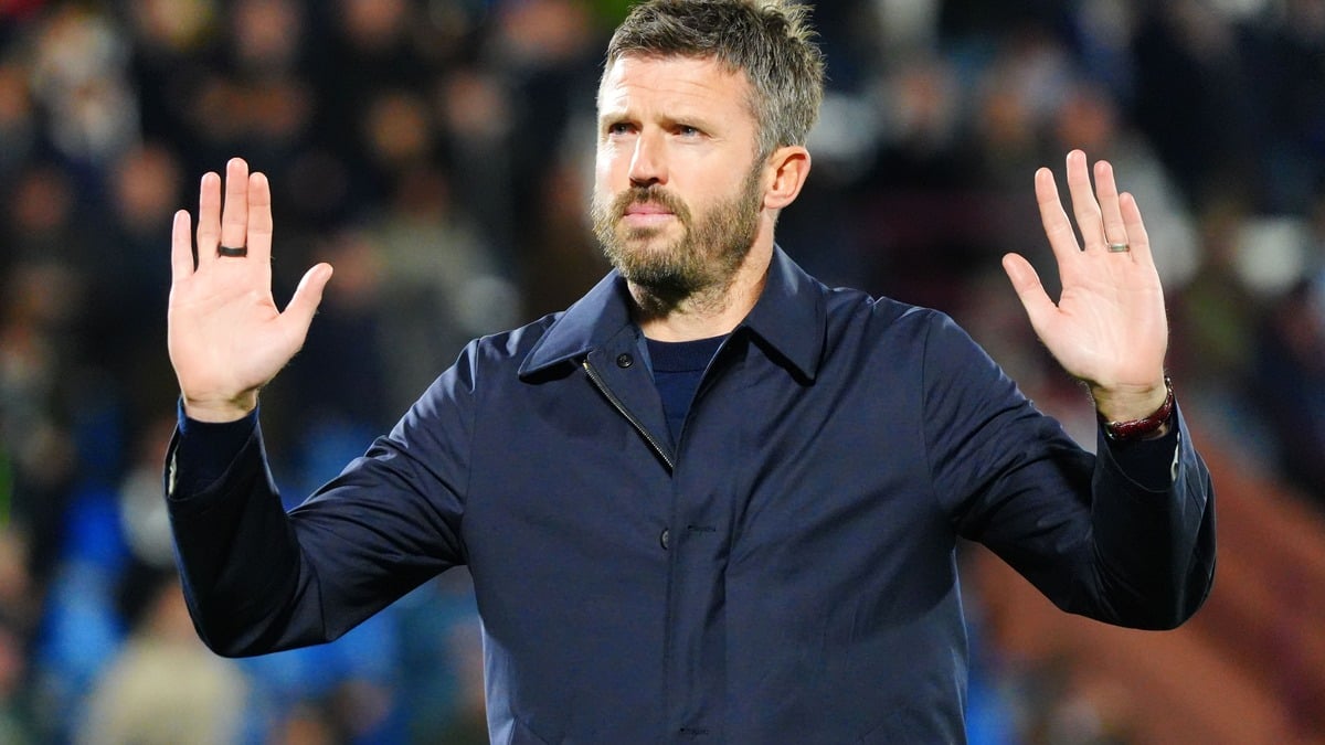 ‘I've not given my position any thought' – Michael Carrick apologises to Man United supporters after Como humiliation