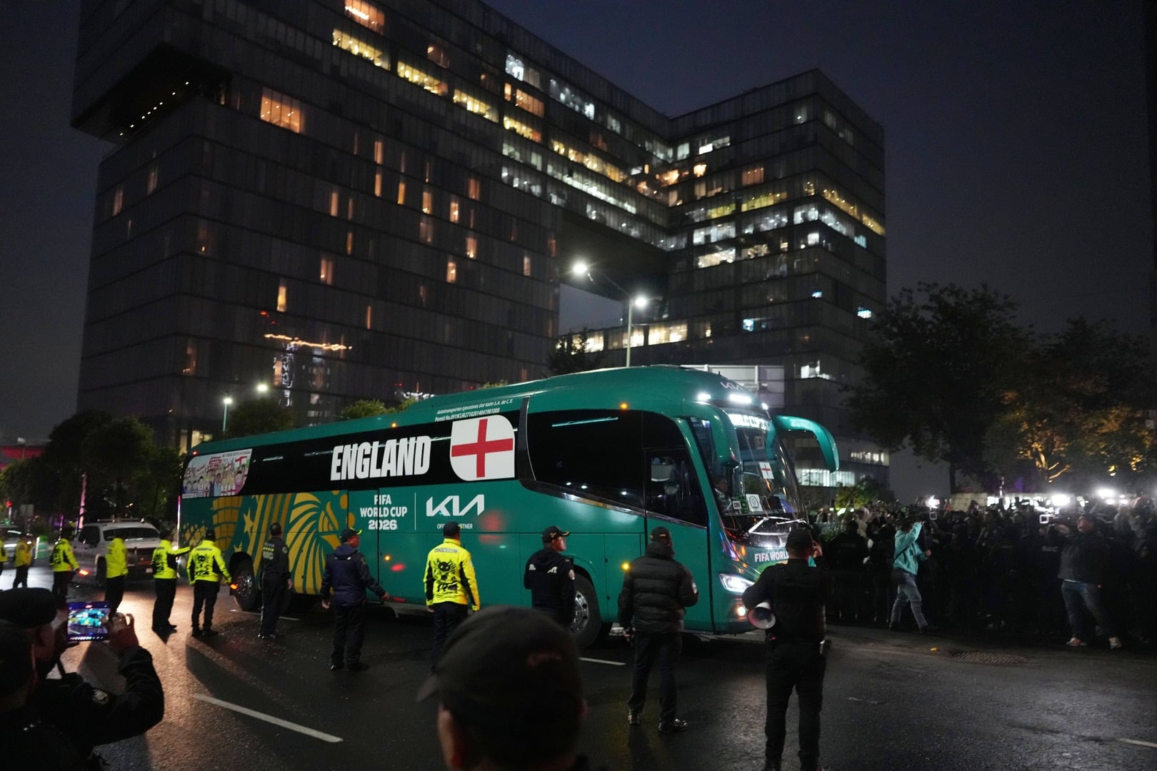 Đội bóng khổ nhất World Cup: hoãn chuyến bay, khách sạn bị quấy phá, phải dùng thuốc ngủ... 3 England receive hostile welcome at Mexico City hotel ahead of World Cup clash | Belfast Telegraph