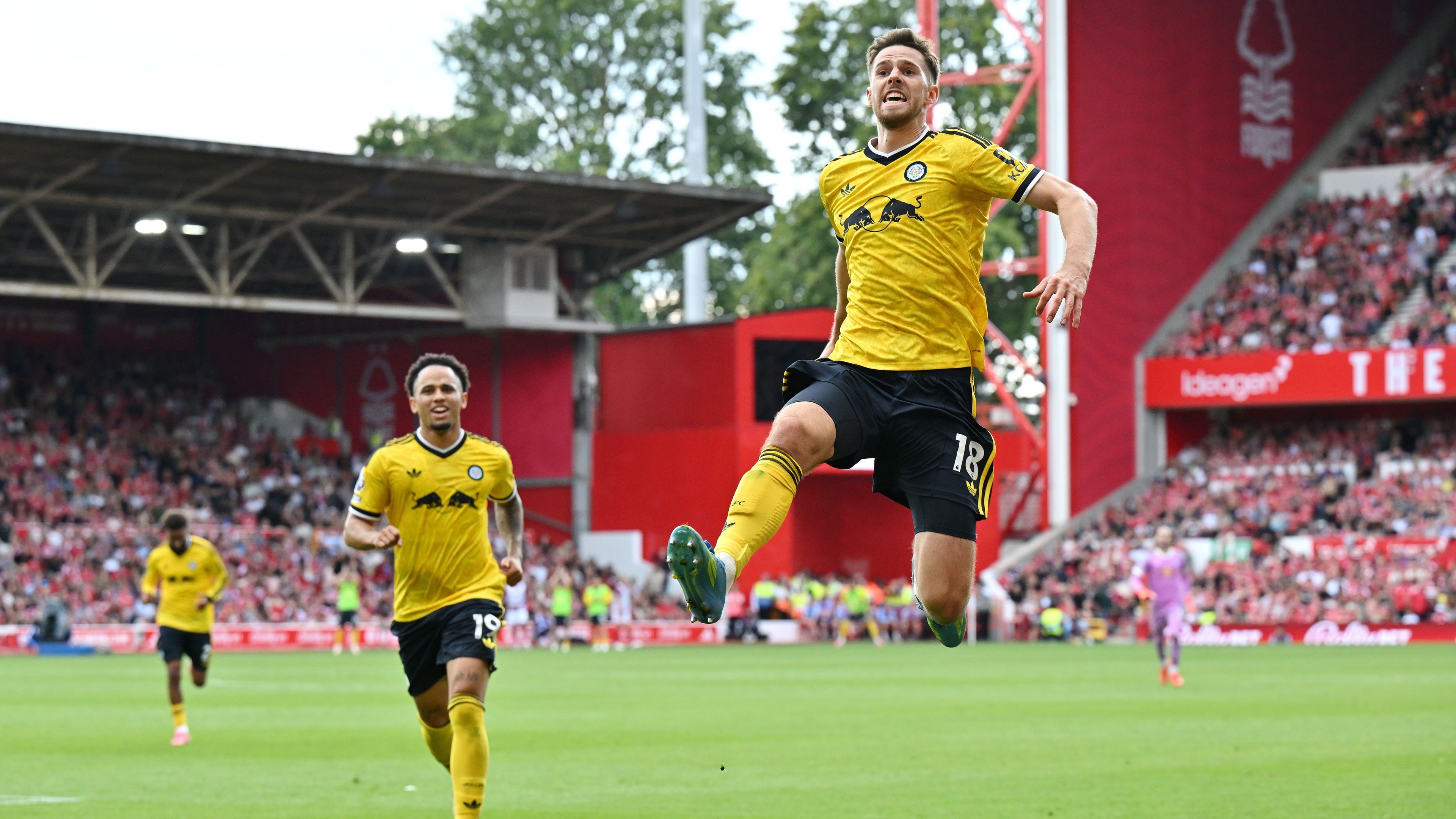 Anton Stach scores late as Leeds beat Nottingham Forest at the City Ground