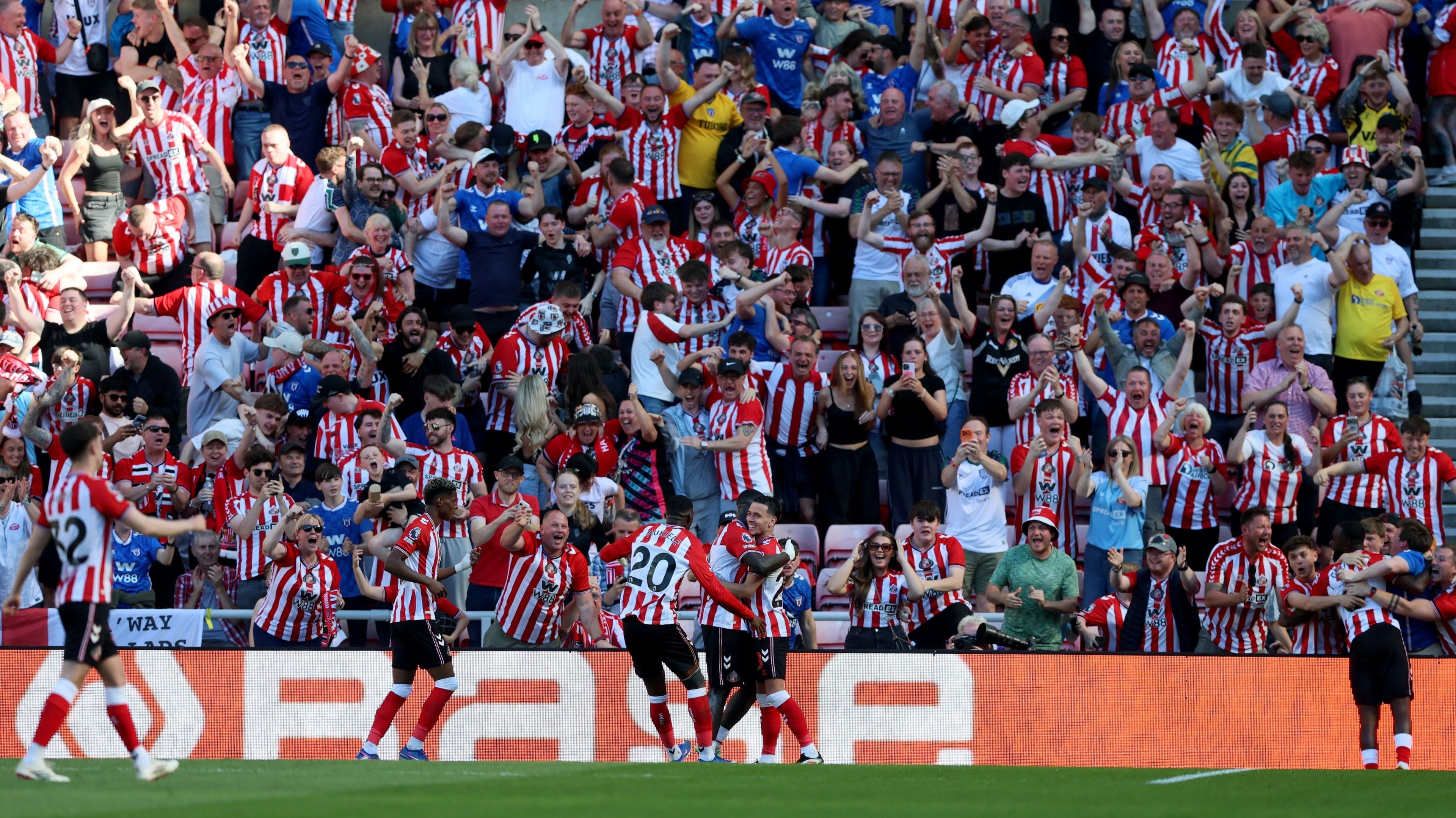 Sunderland qualify for Europa League after win over 10-man Chelsea