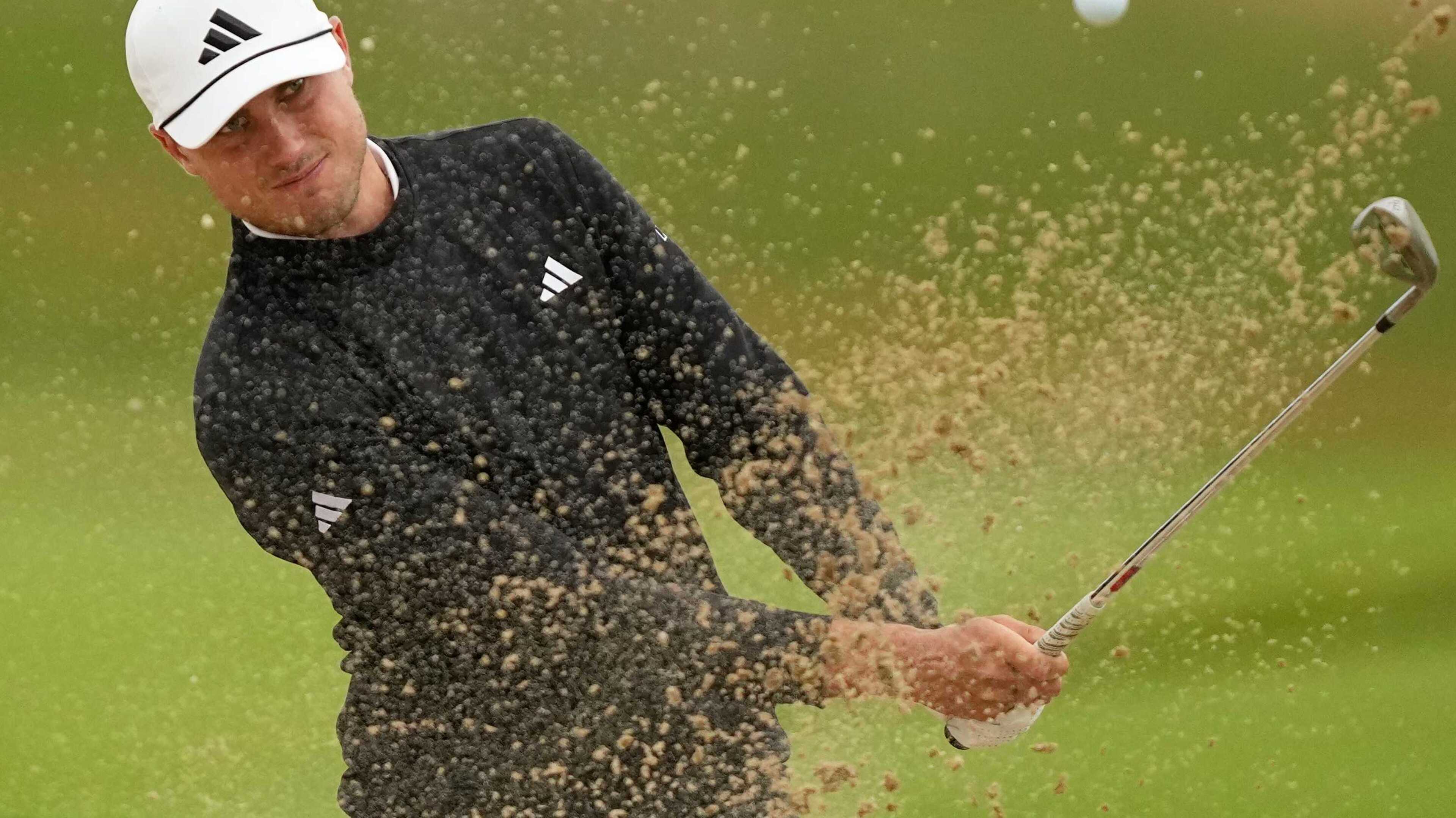 Fog delay at US Open leaves Shinnecock Hills playing tough in round one